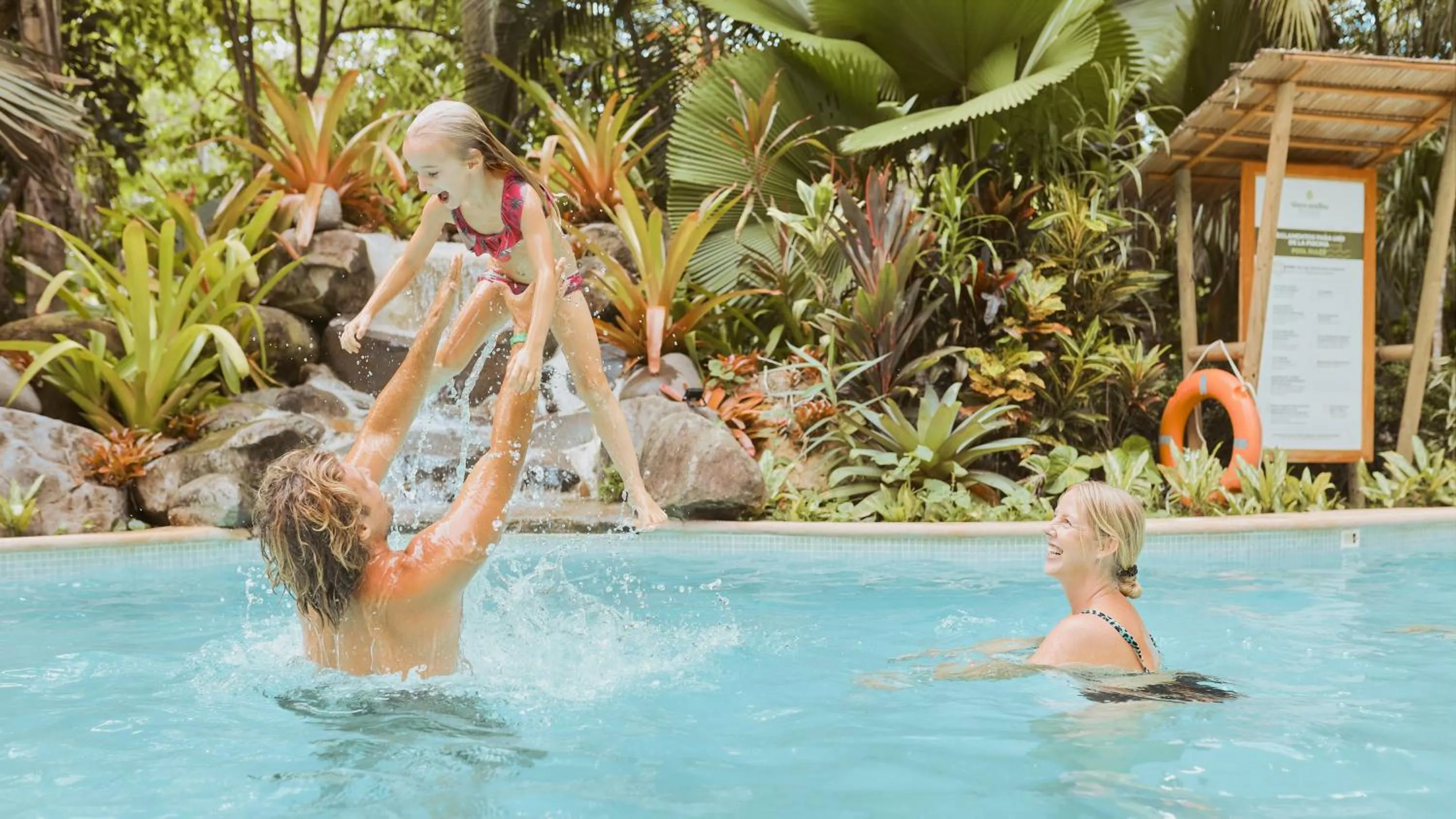 Swimming pool in Hotel Shawandha Costa Rica