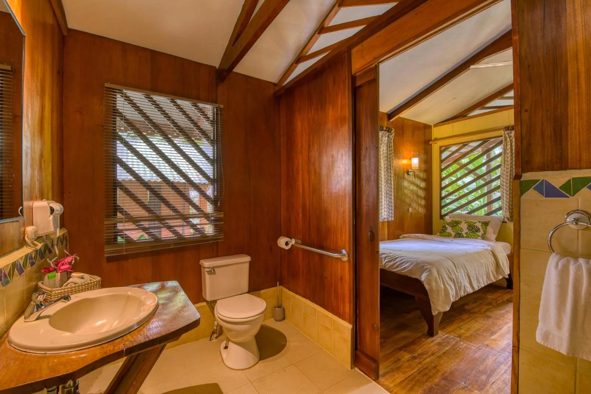 Bathroom, Bed in Hotel Shawandha Costa Rica