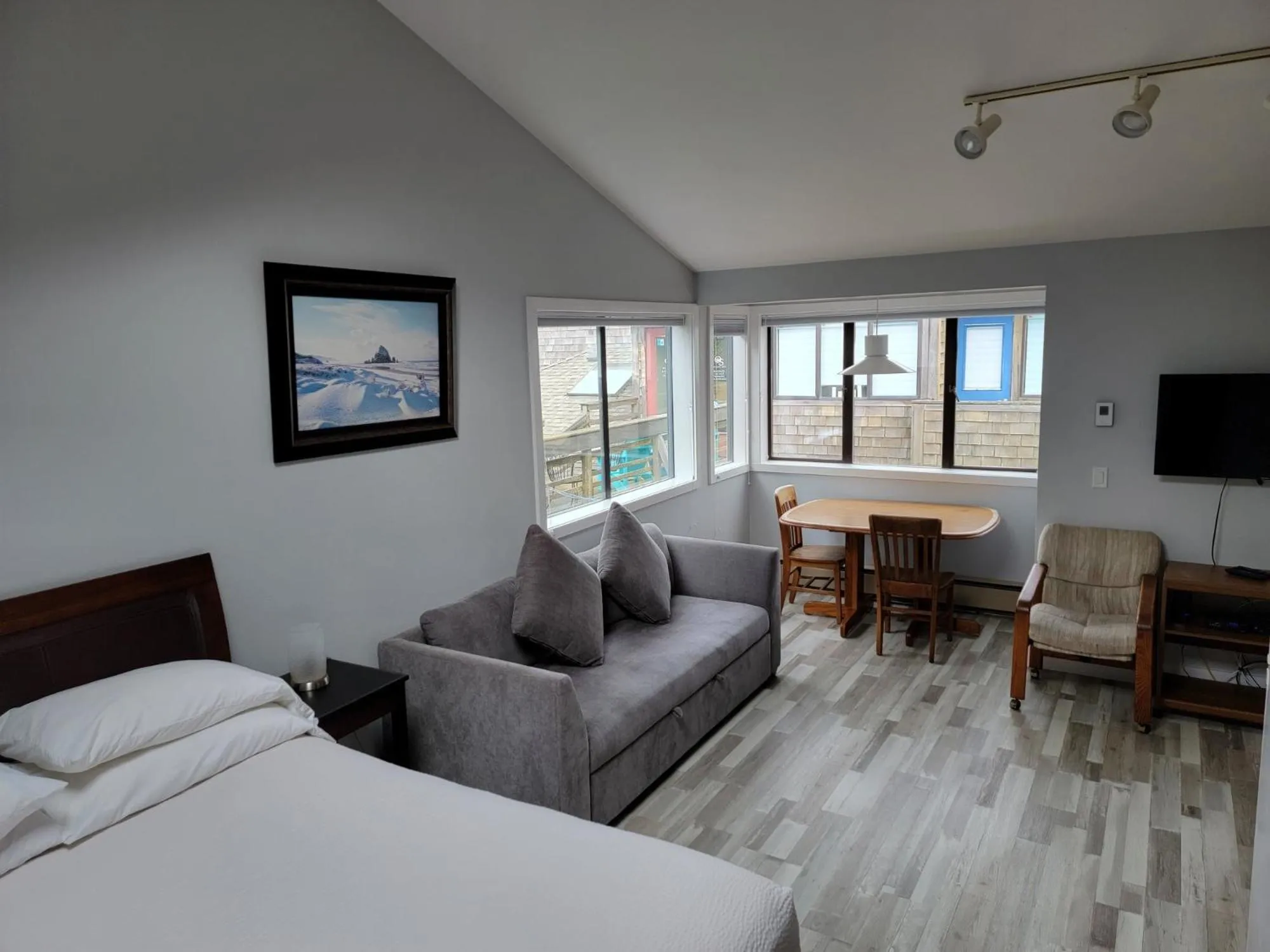 Communal lounge/ TV room, Bed in The Waves