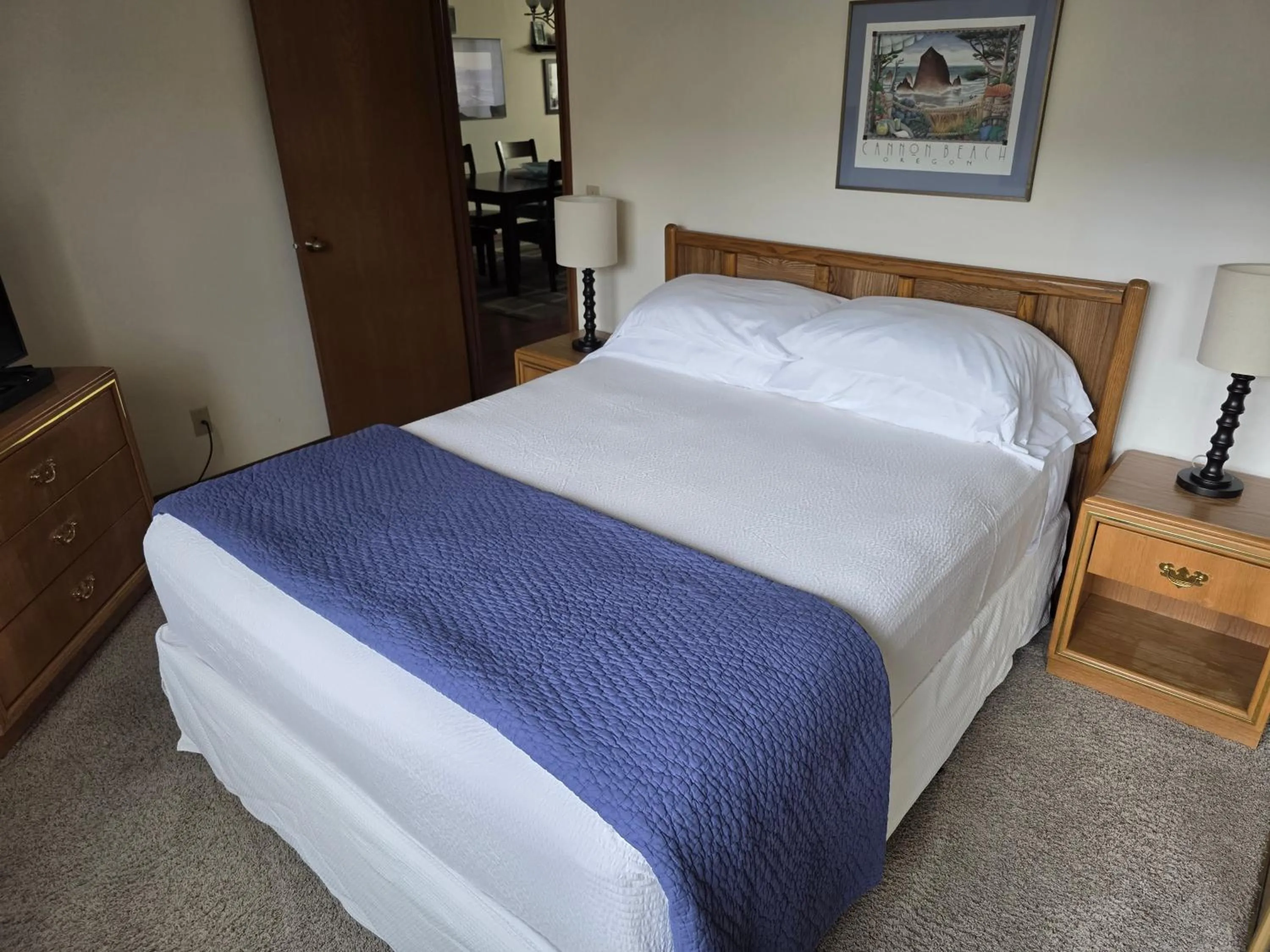 Bedroom, Bed in The Waves