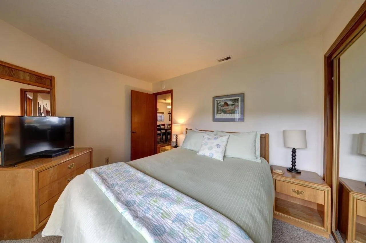 Bedroom, Bed in The Waves