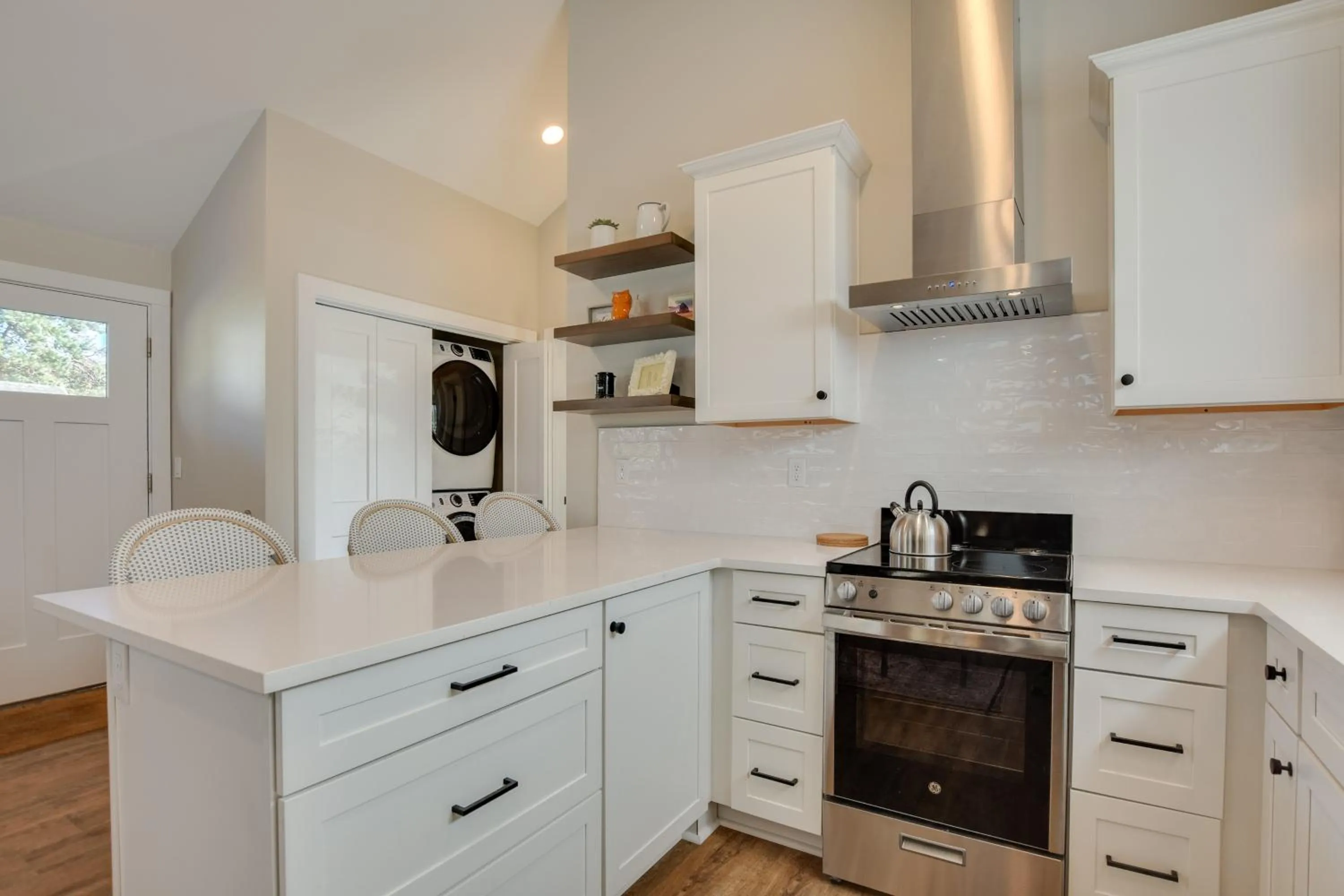 Kitchen or kitchenette in The Waves