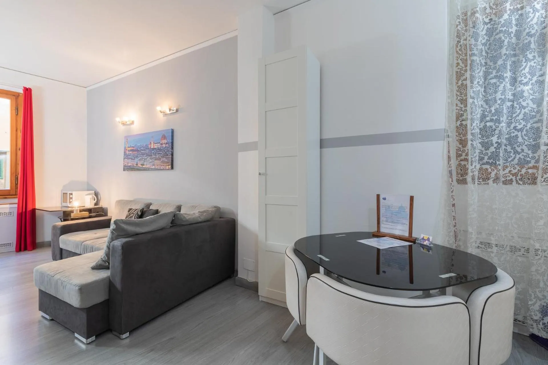 Seating area in Firenze Rentals Ponte Vecchio Flat