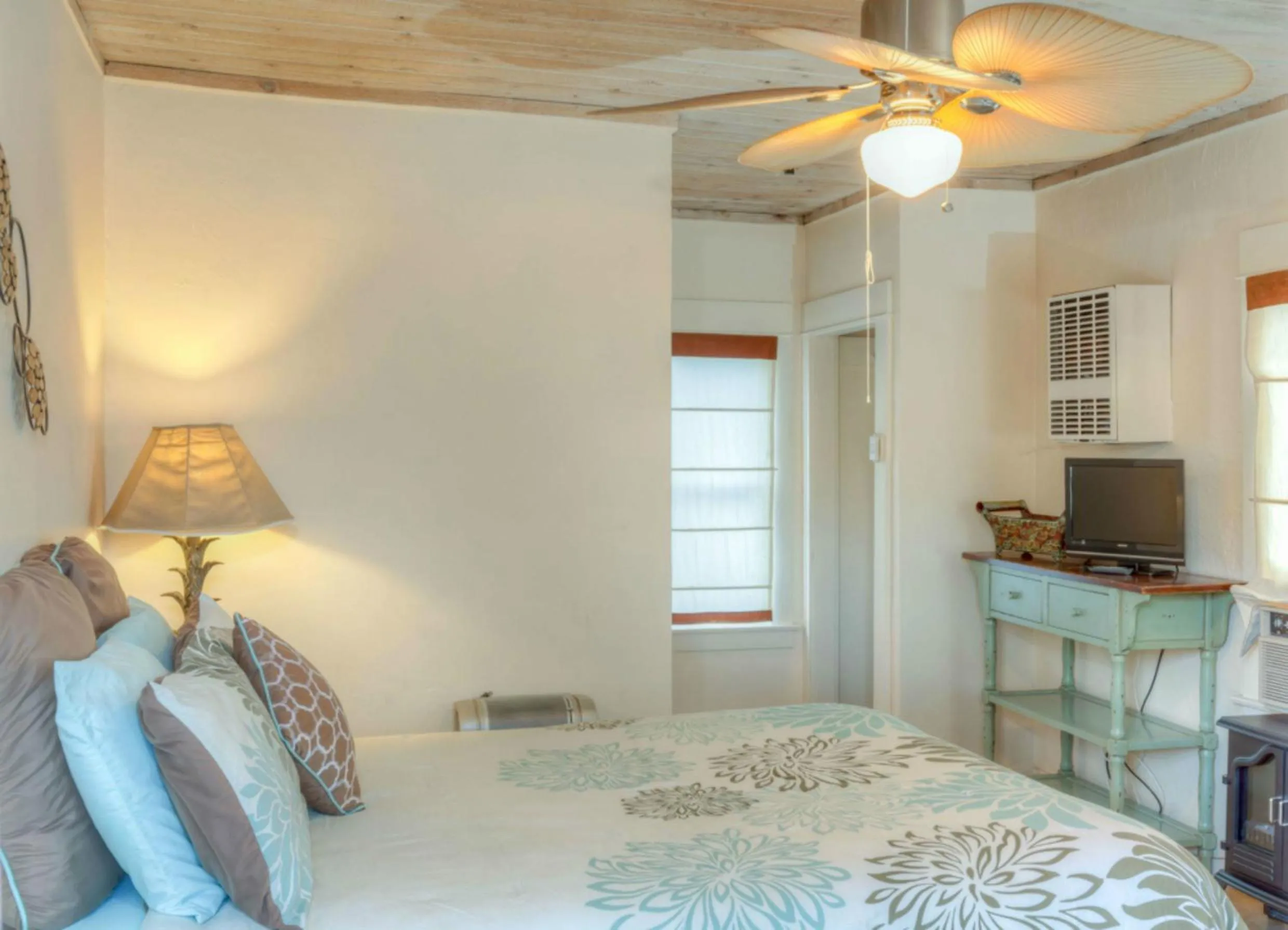 Bed in River Rock Inn