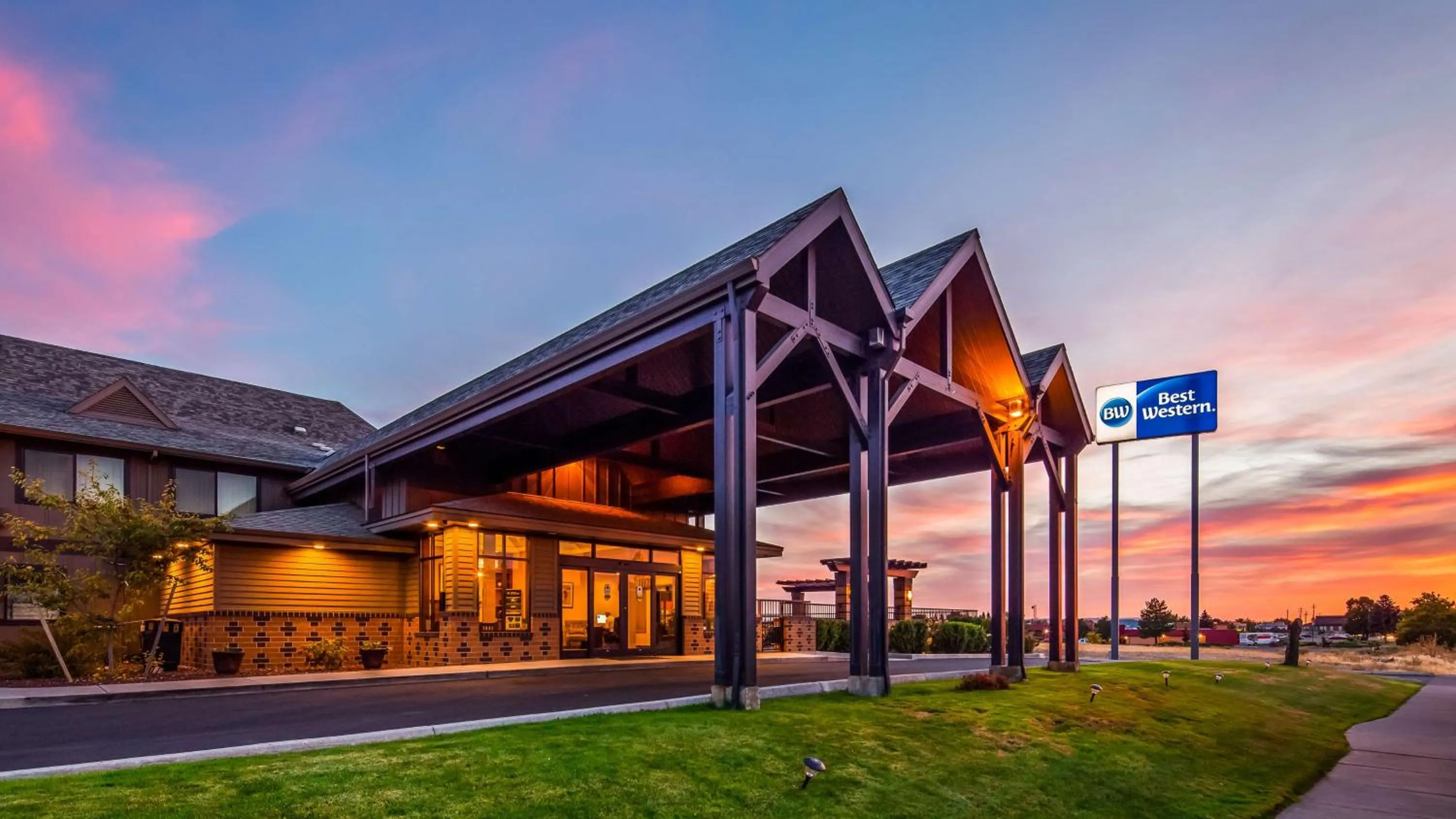 Property building in Best Western Pendleton Inn