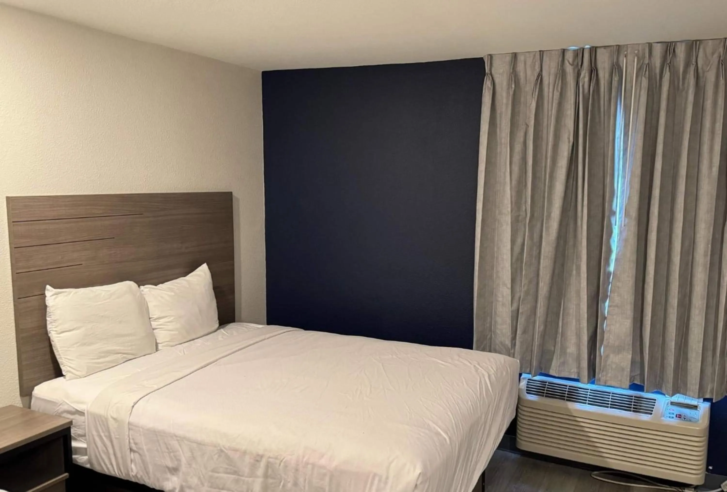 Photo of the whole room, Bed in Baymont by Wyndham Dickinson