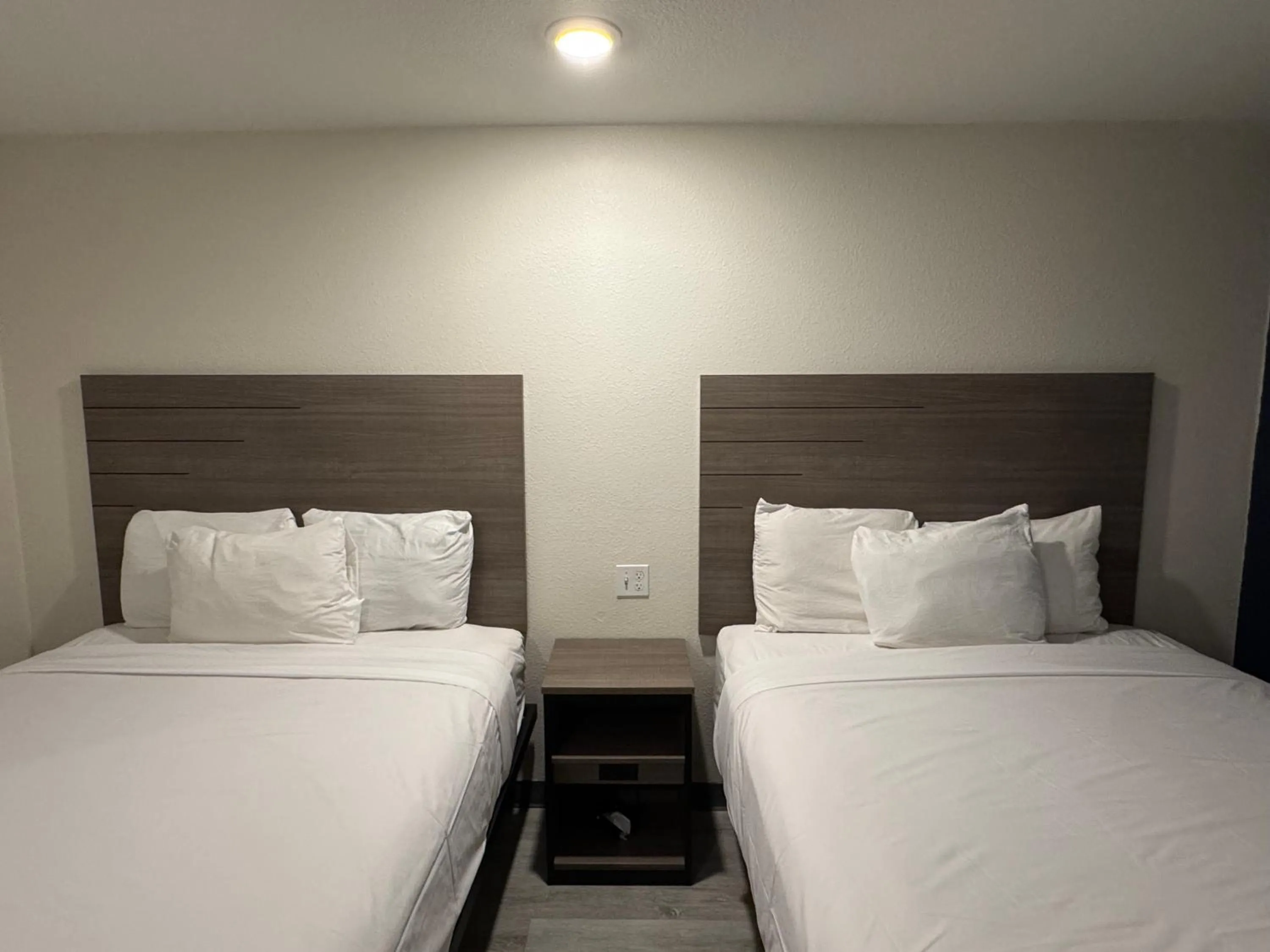 Bedroom, Bed in Baymont by Wyndham Dickinson