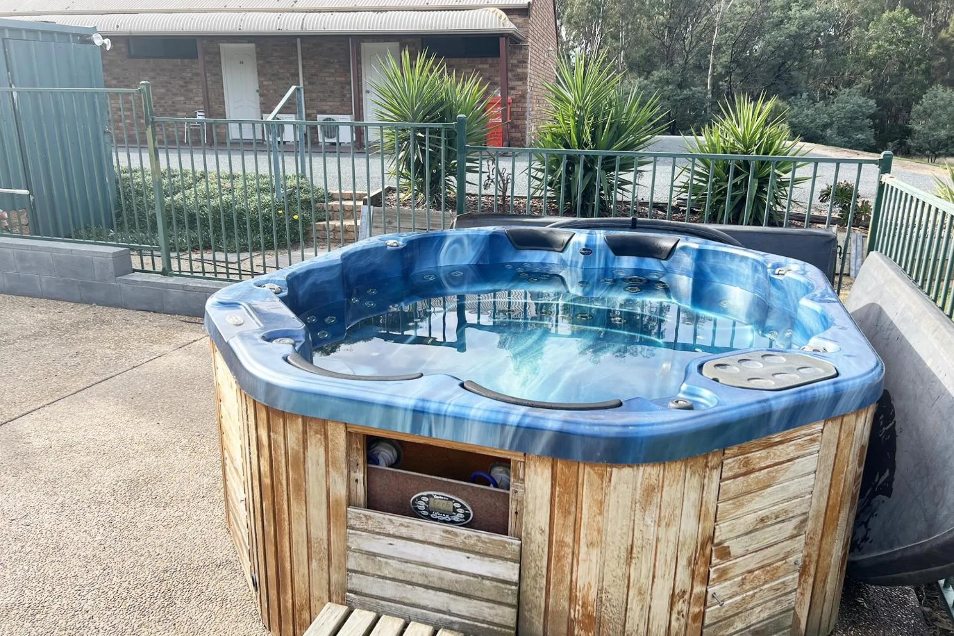 Hot Tub in Tocumwal Early Settlers Motel