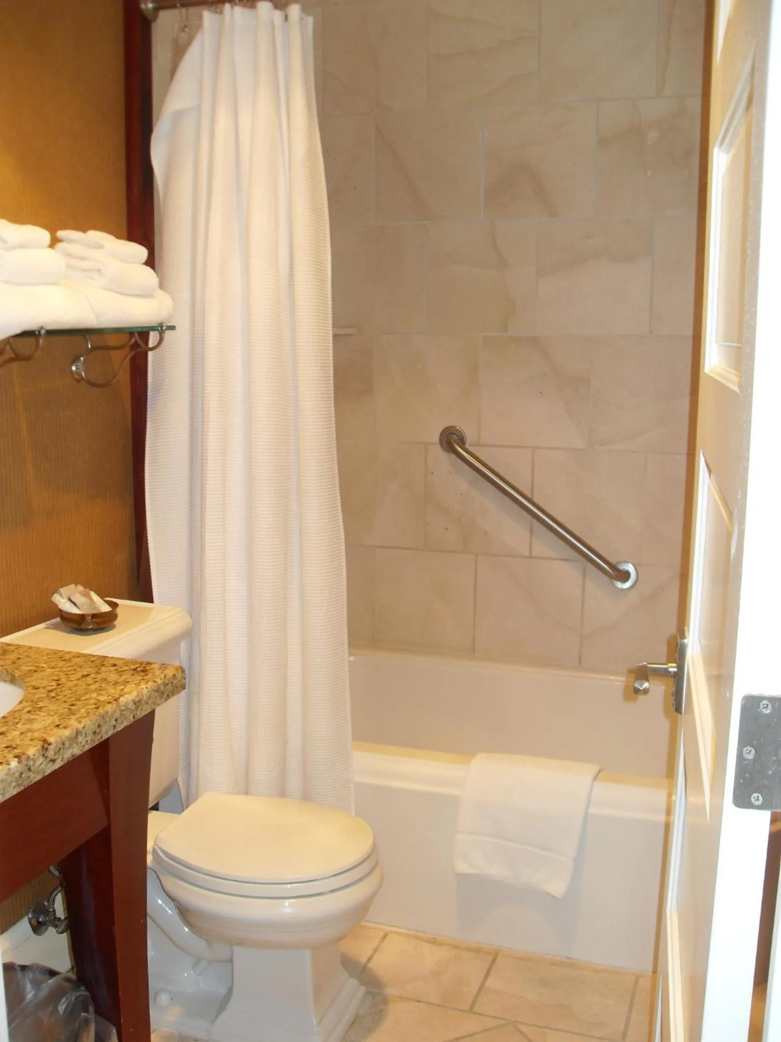 Shower in Hotel Elliott