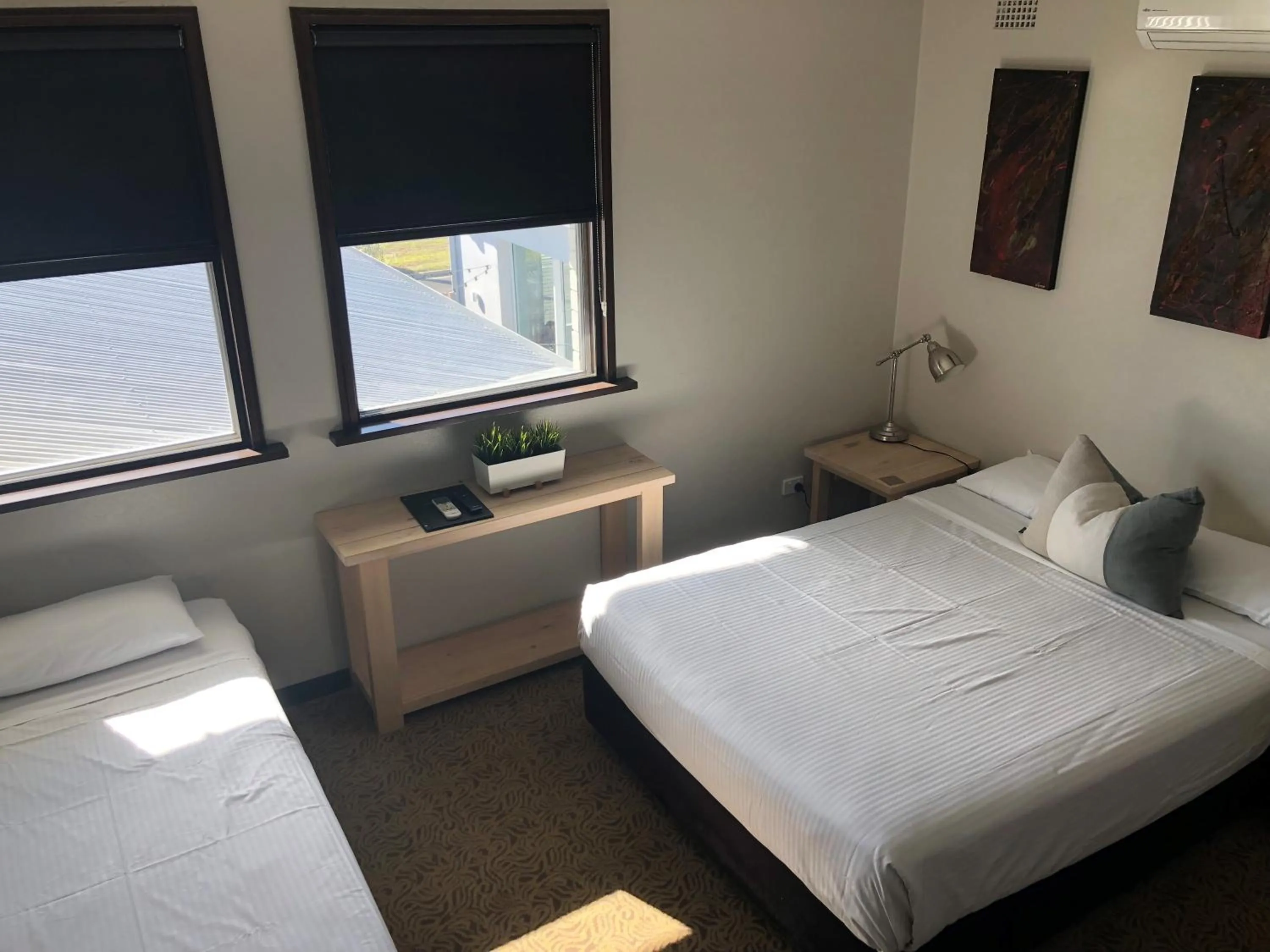 Bedroom, Bed in Crossroads Hotel