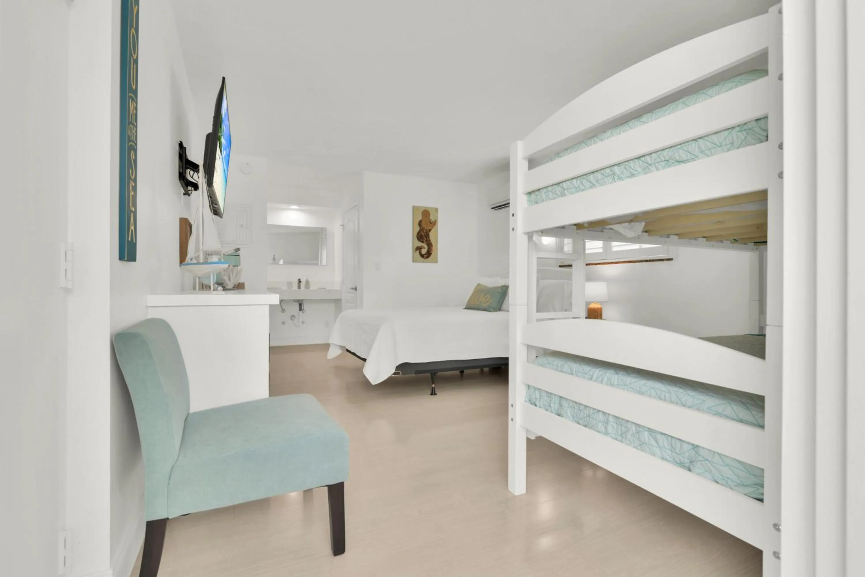 Bedroom, Bed in The Shores Hotel