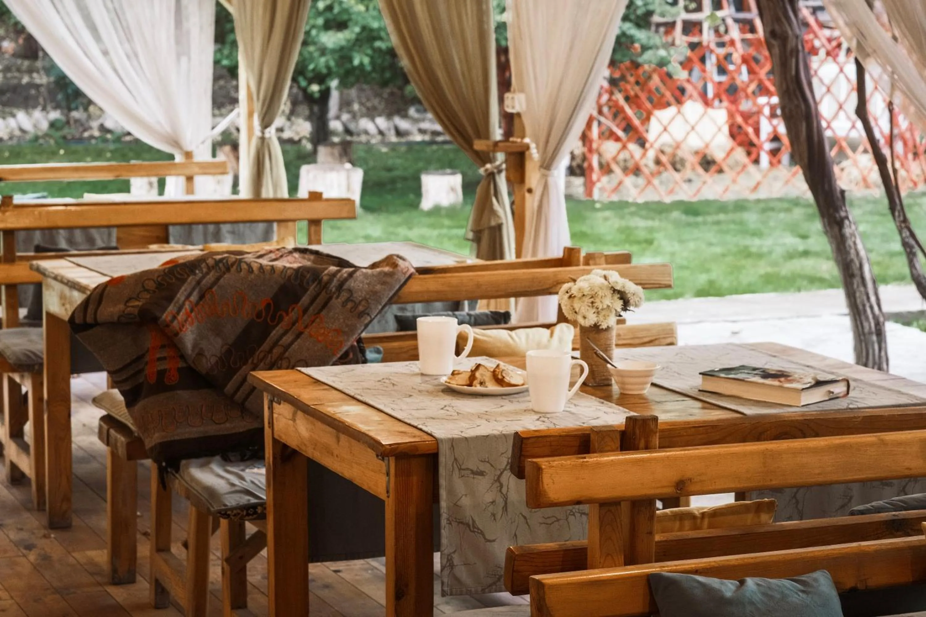 Restaurant/places to eat in TES Hotel