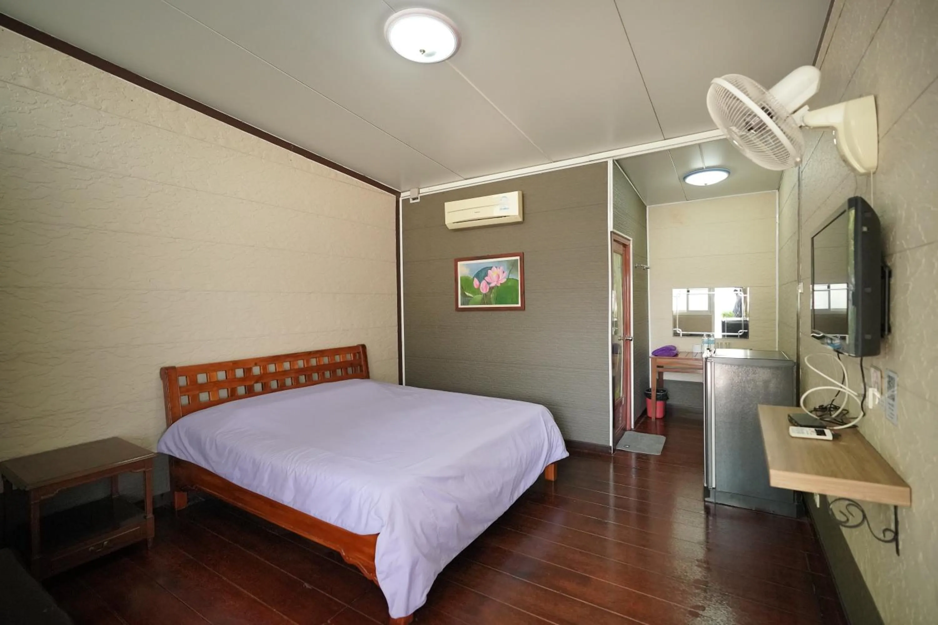 Photo of the whole room, Bed in Baan Sabuy Jung