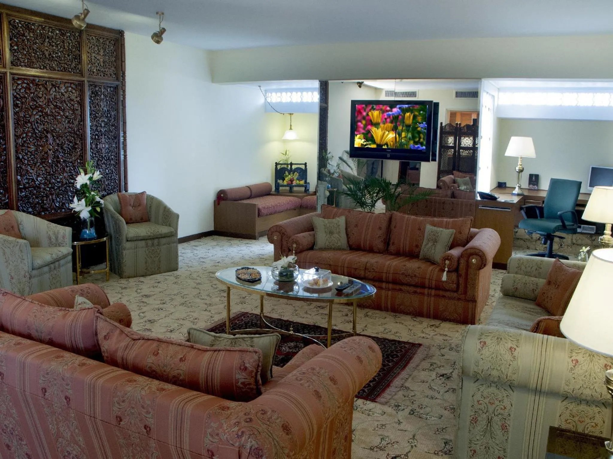 Communal lounge/ TV room in Avari Lahore Hotel