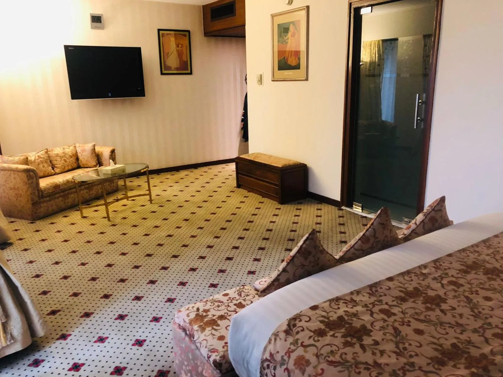 Living room, Bed in Avari Lahore Hotel