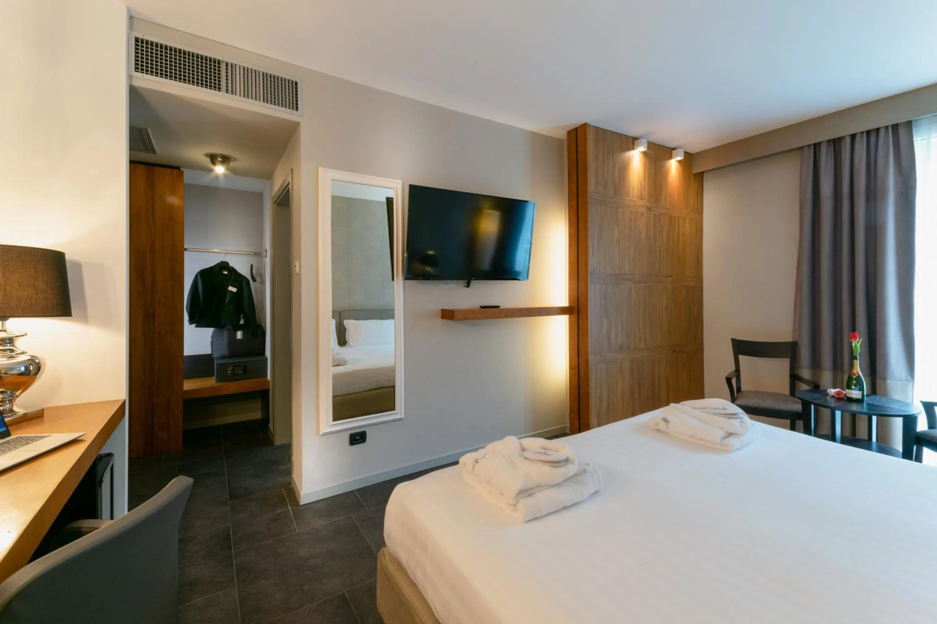 TV and multimedia, Bed in Admiral Park Hotel by Falco D'Oro Hotels