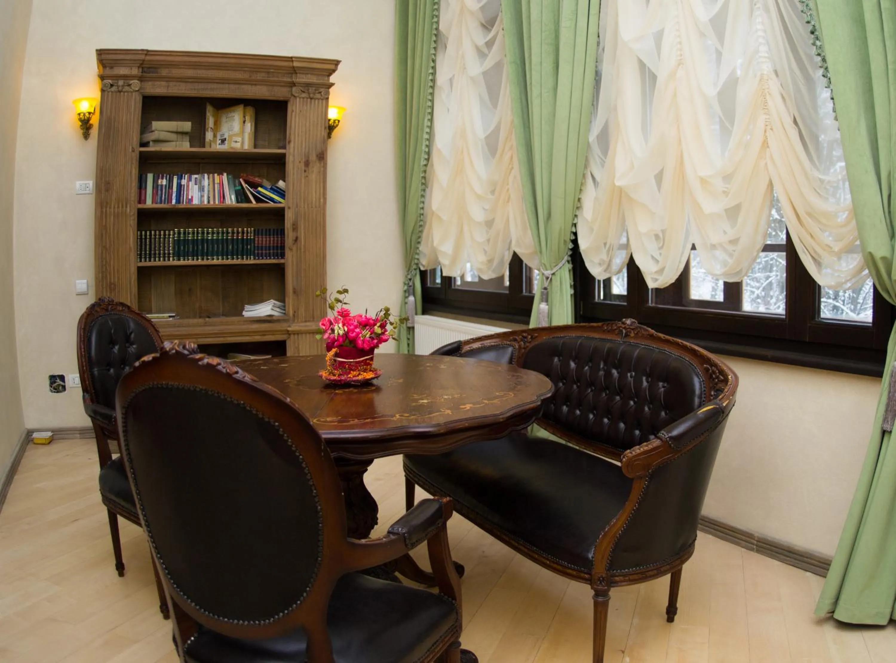 Library in Regal 1880