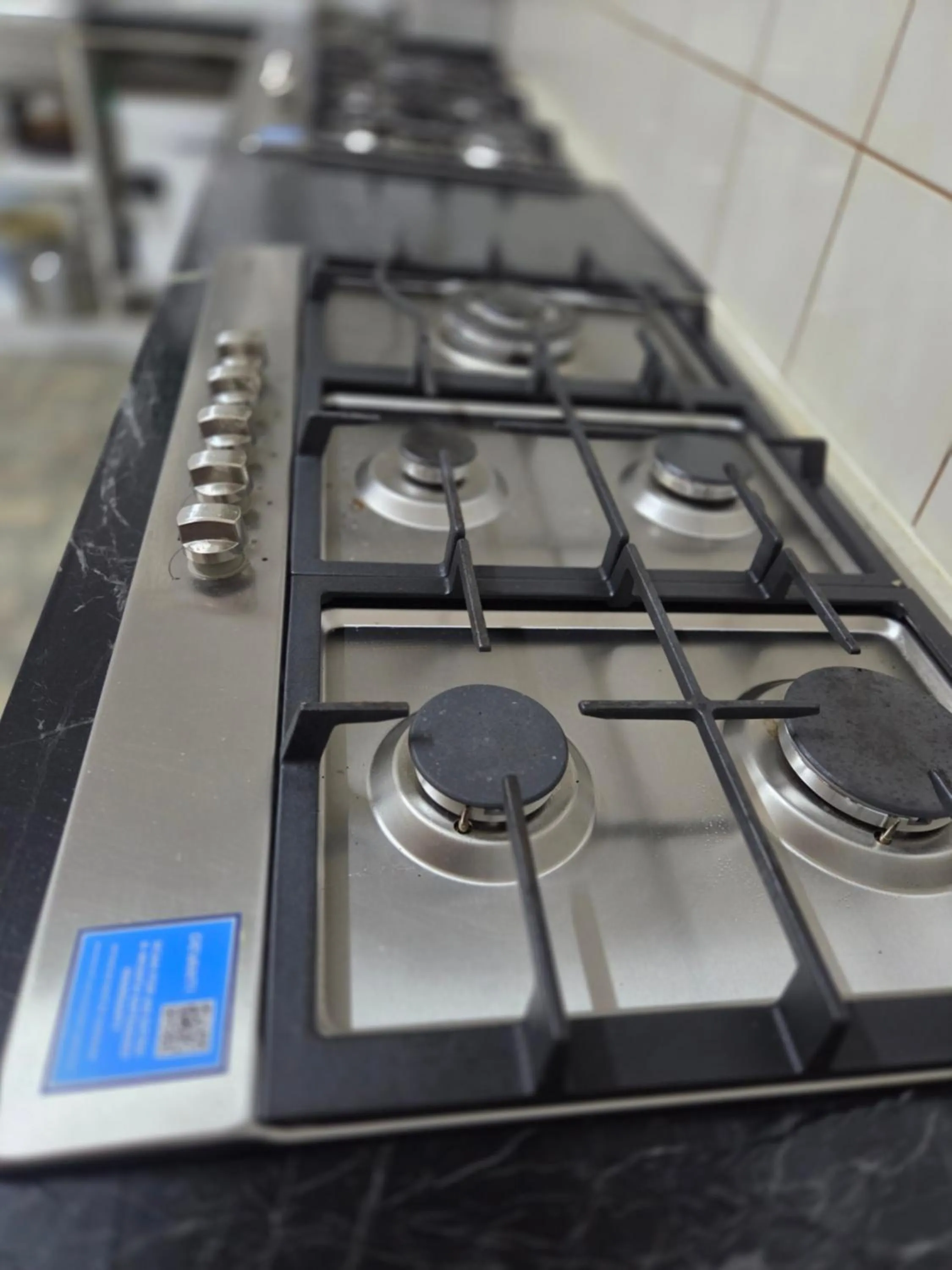 Communal kitchen in Mansfield Travellers Lodge