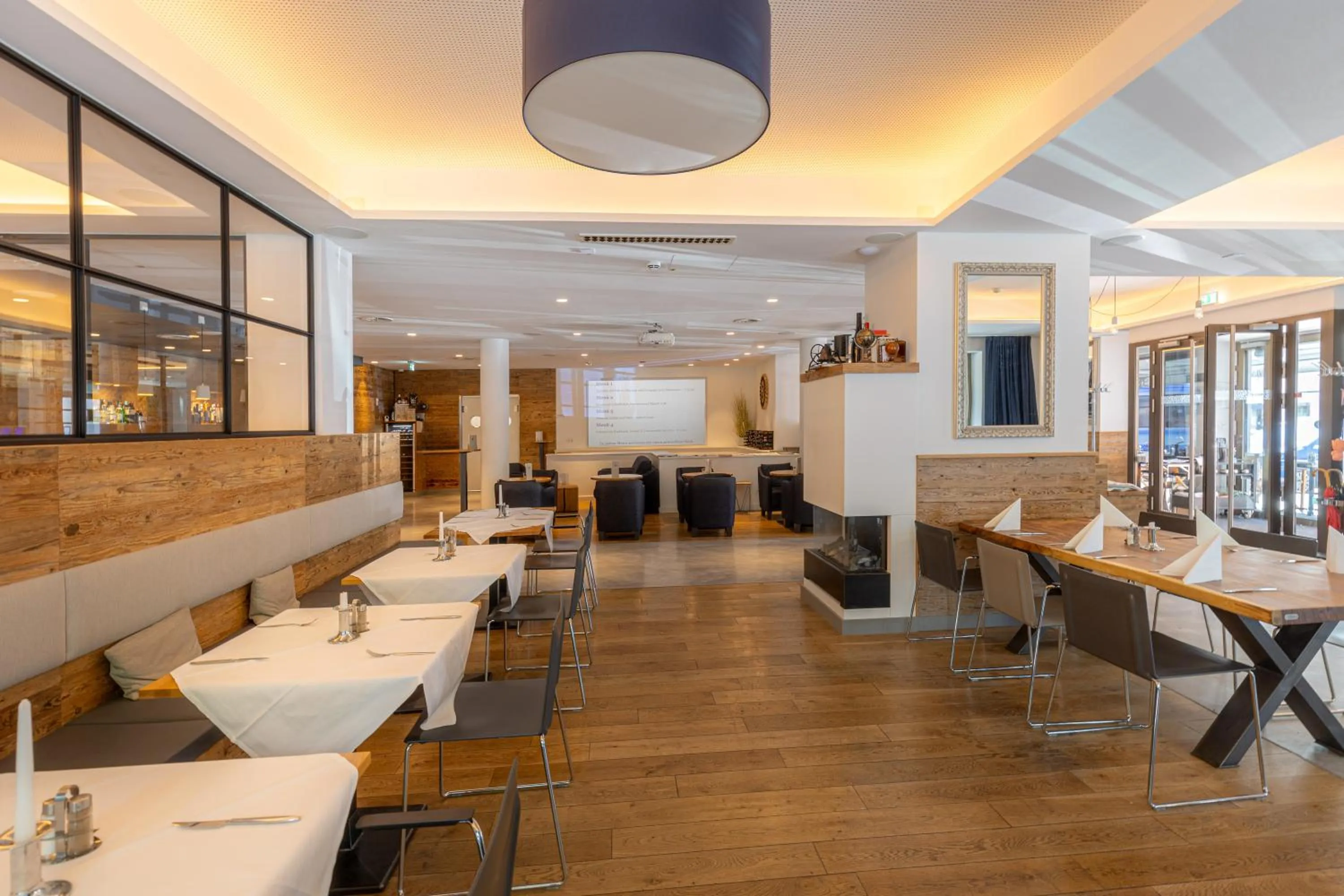 Restaurant/places to eat in Bayer 89 Vi Vadi Hotel