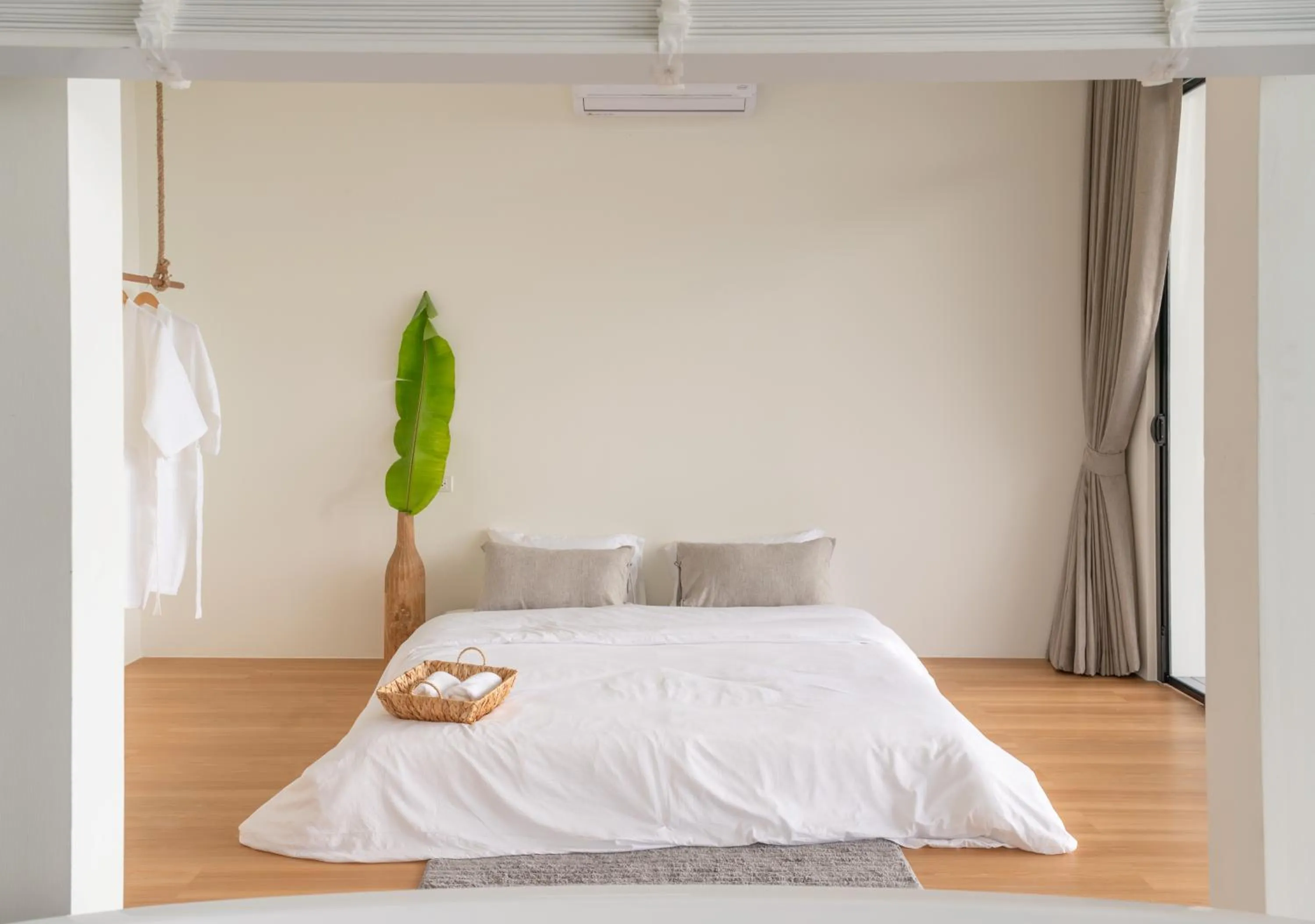 Photo of the whole room, Bed in Bon r kaad