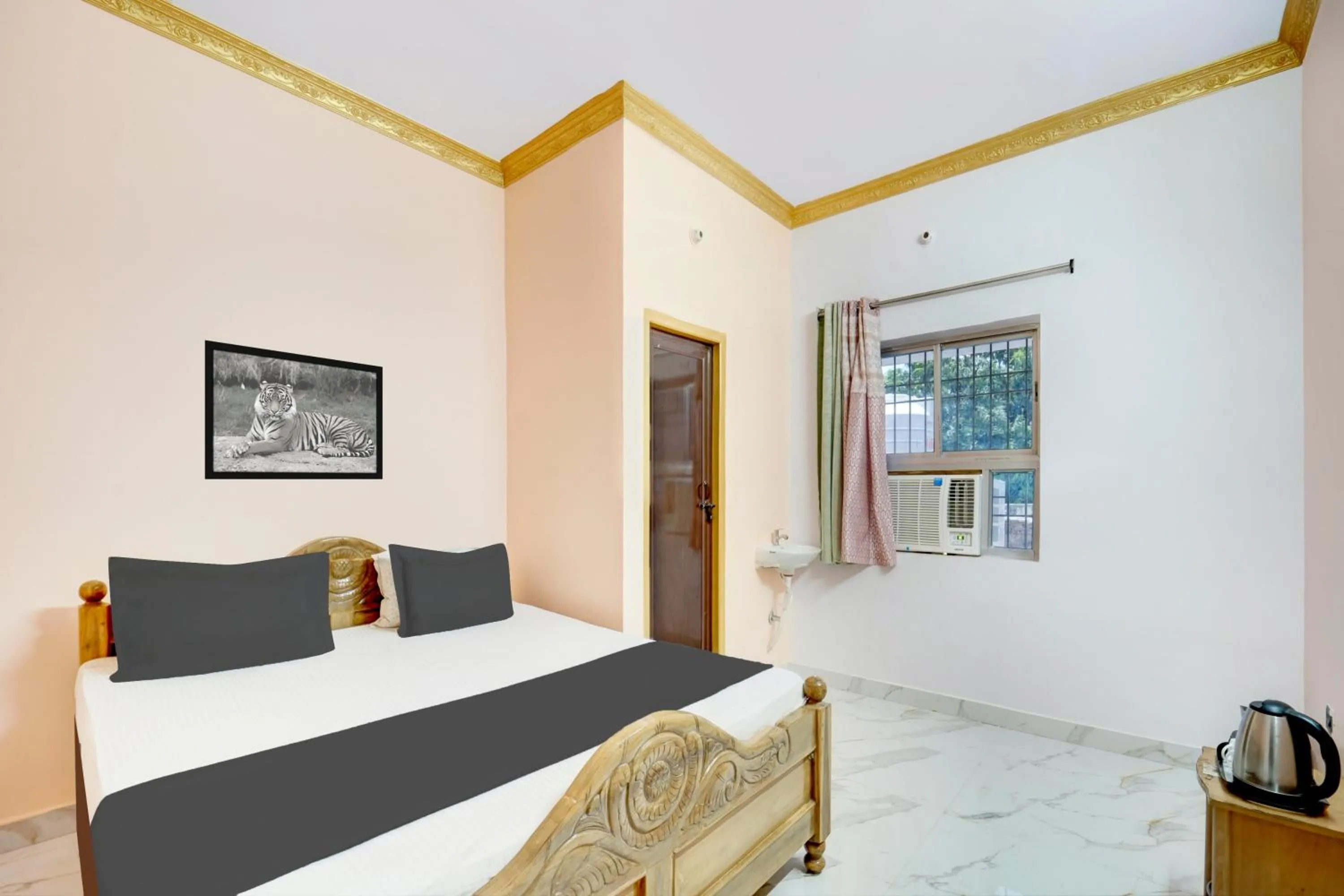 Bedroom, Bed in Hotel O Patliputra Golambar