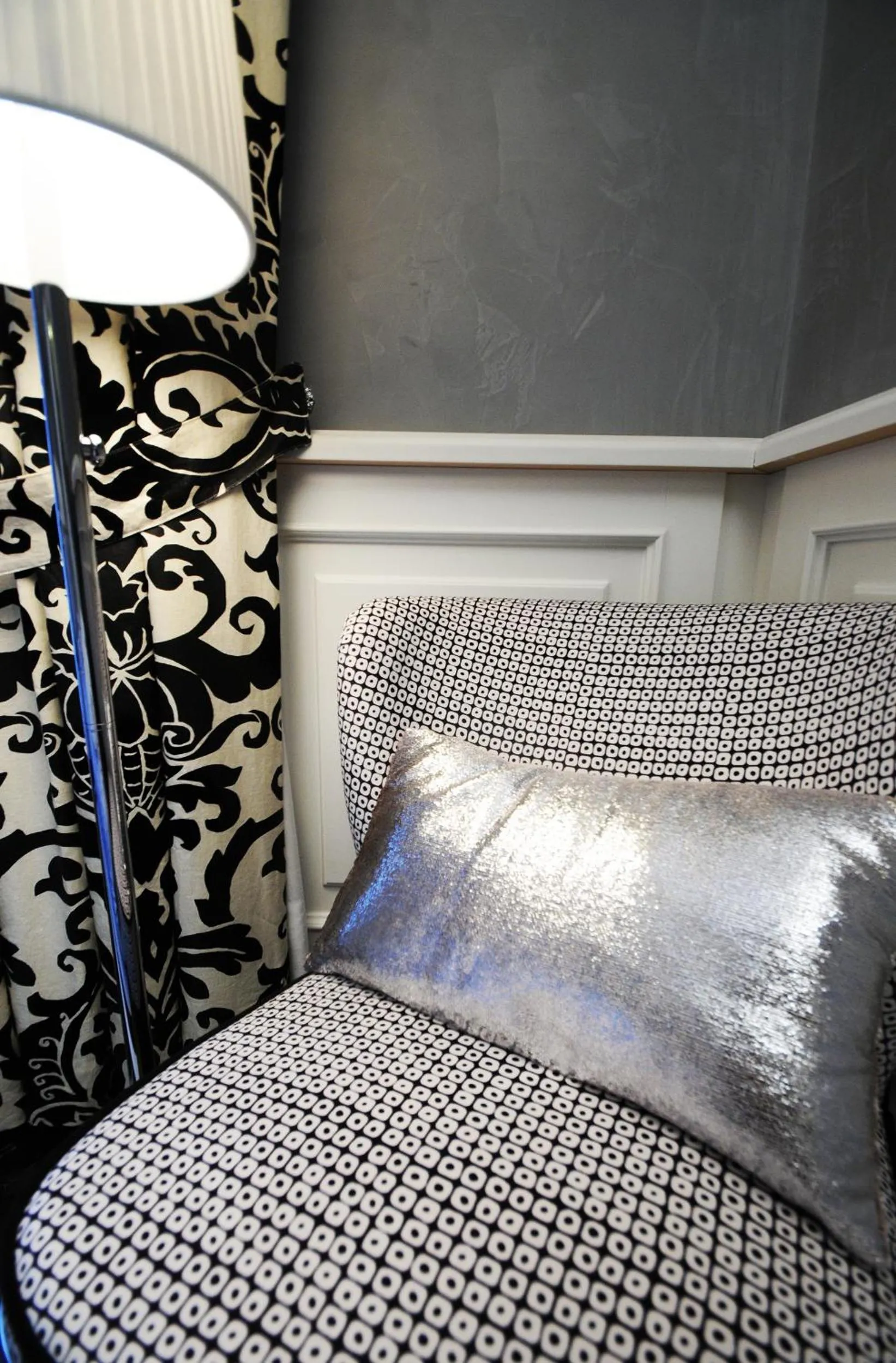 Decorative detail, Bed in Suite Spagna 29
