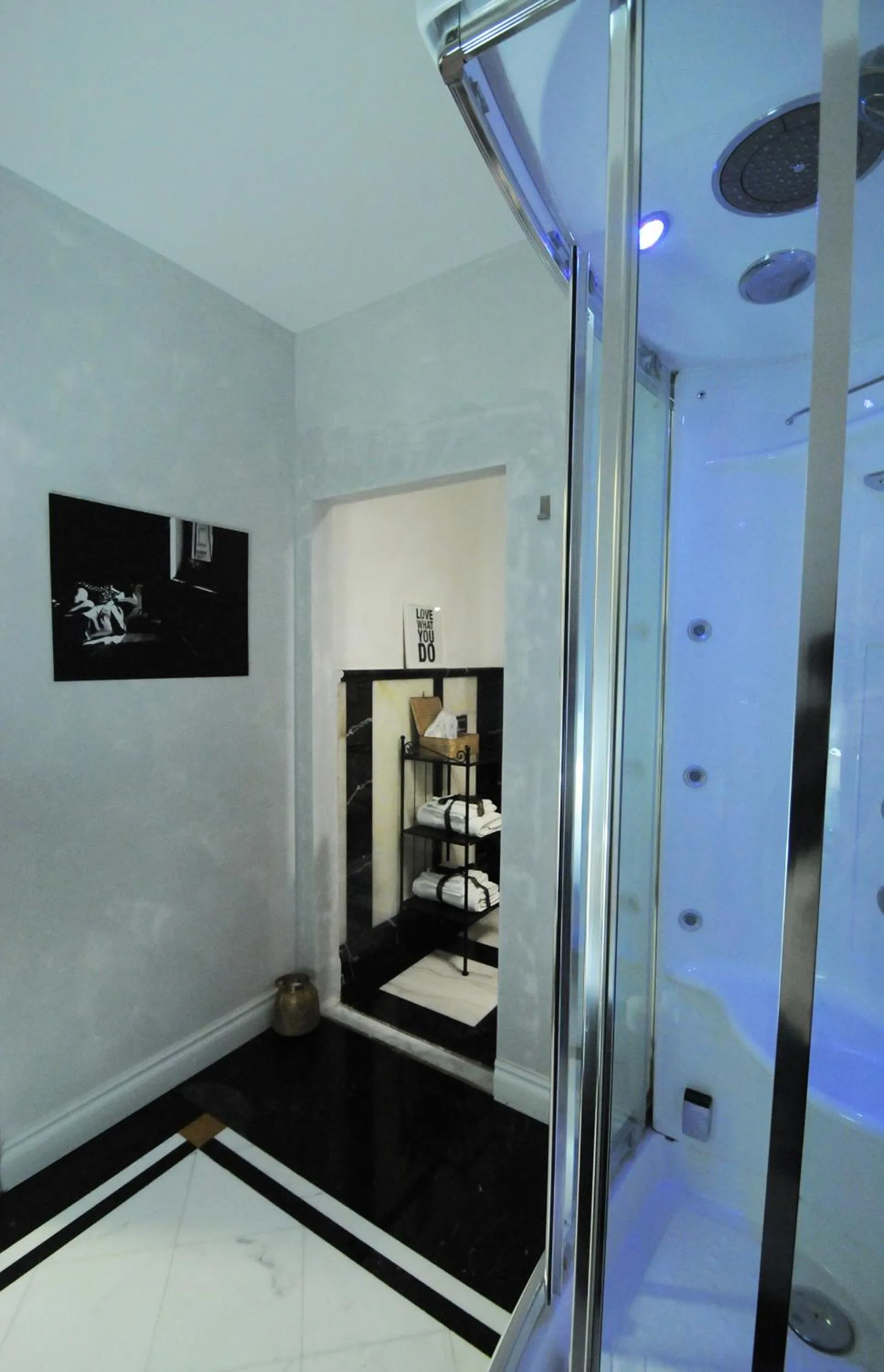 Shower in Suite Spagna 29