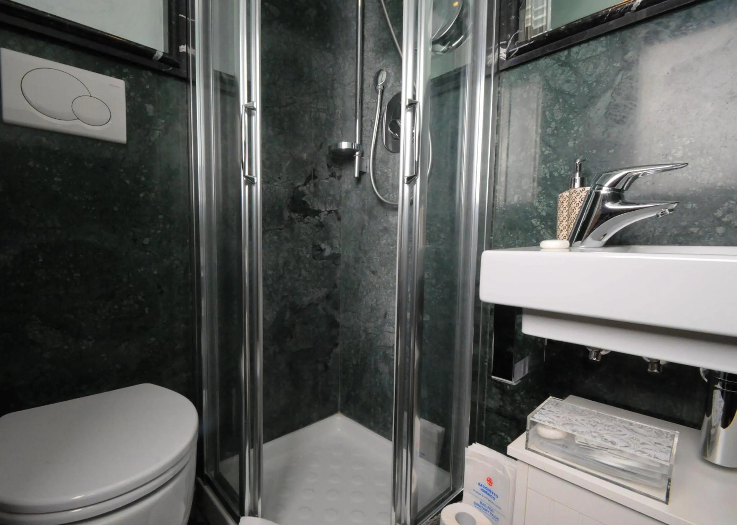 Bathroom in Suite Spagna 29
