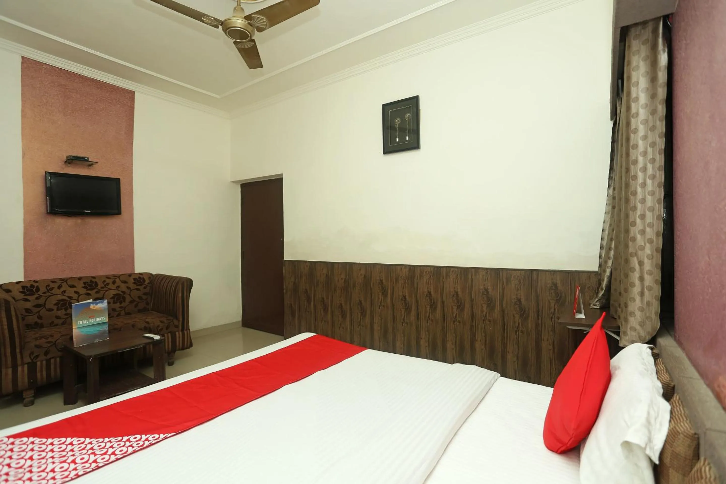 Bedroom in Hotel O Sai President