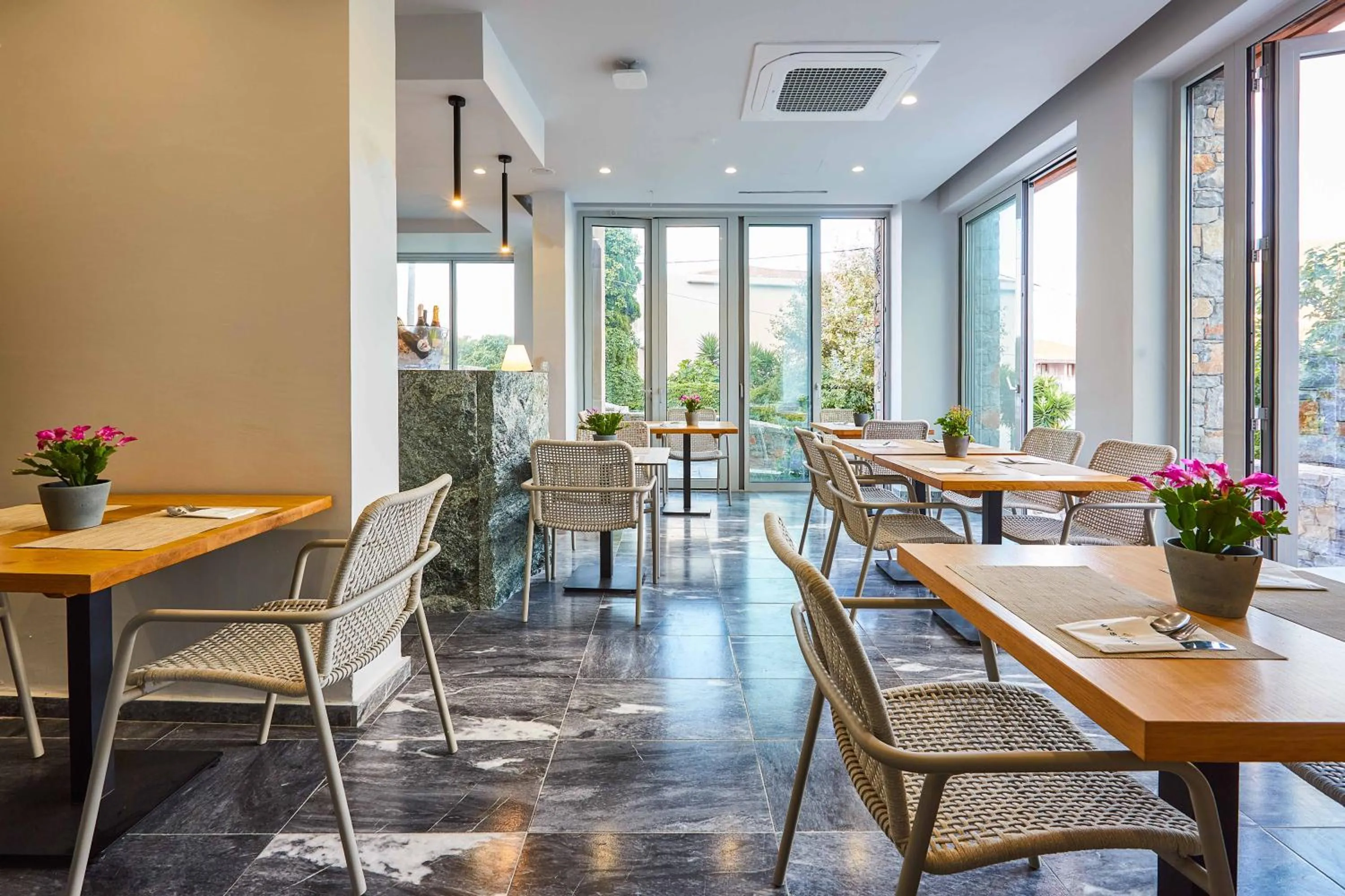 Restaurant/places to eat in Mystery Skiathos Luxury Residence