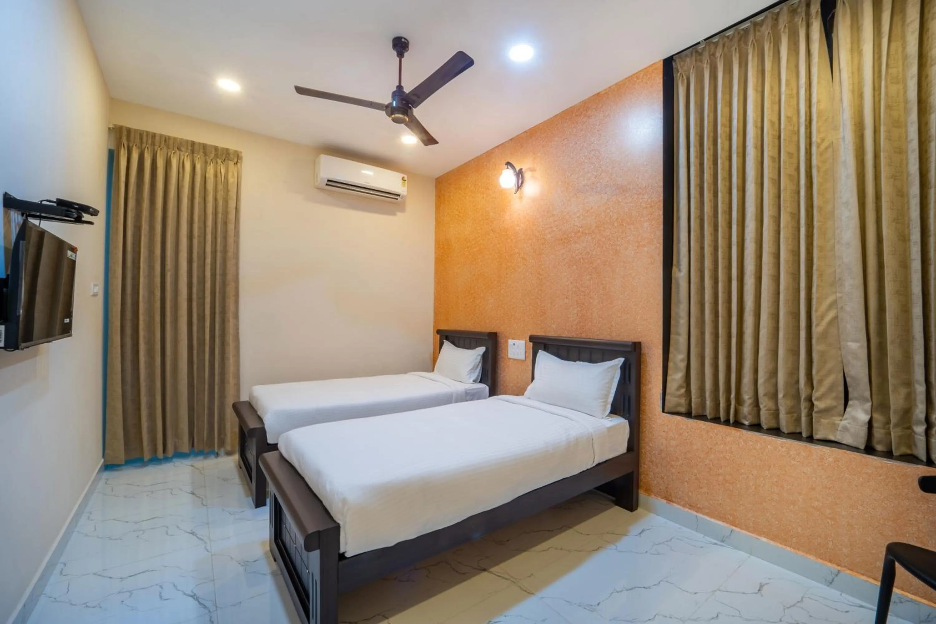 Bed in VR Paradise - Near SIPCOT Chennai OMR