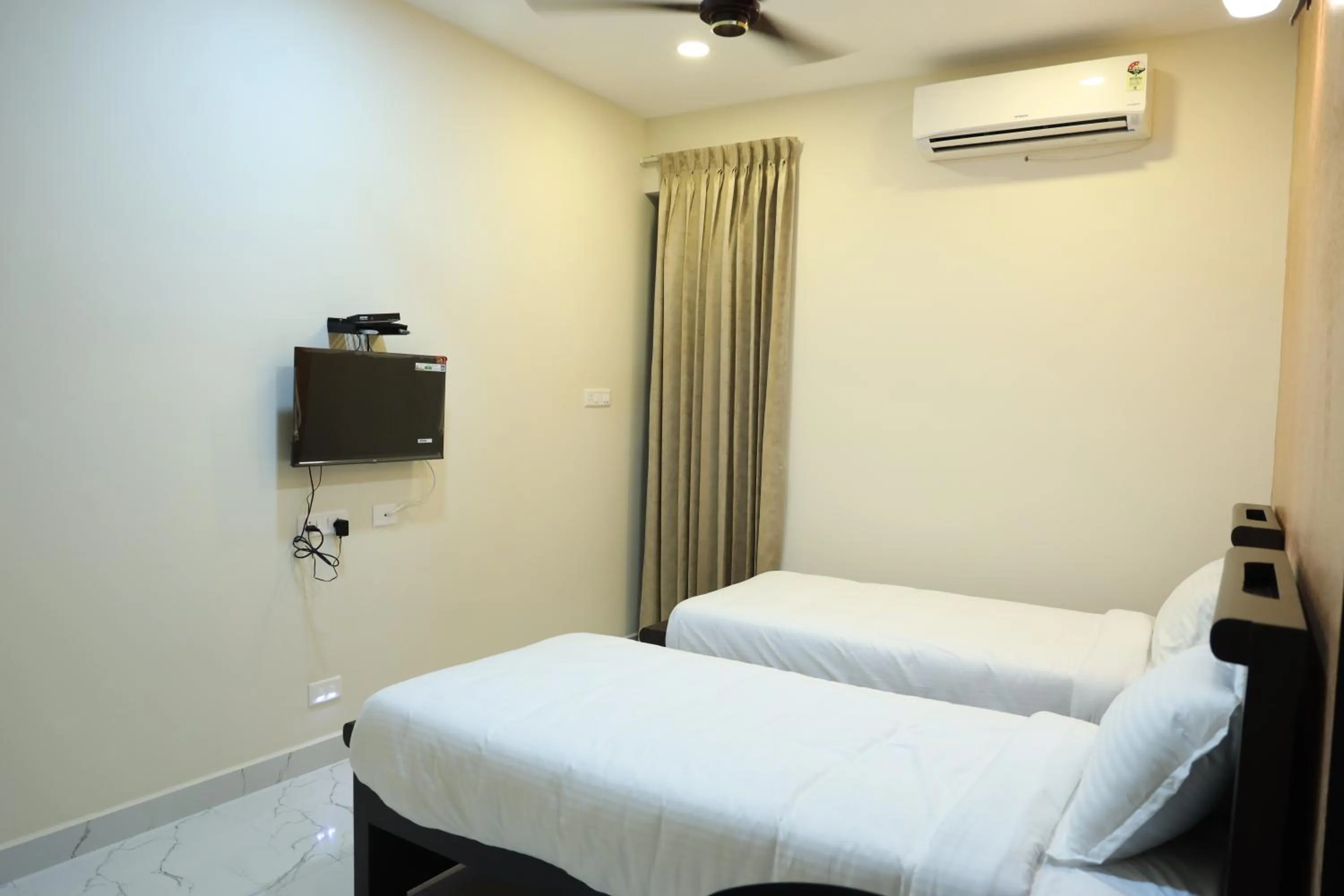 Bedroom in VR Paradise - Near SIPCOT Chennai OMR