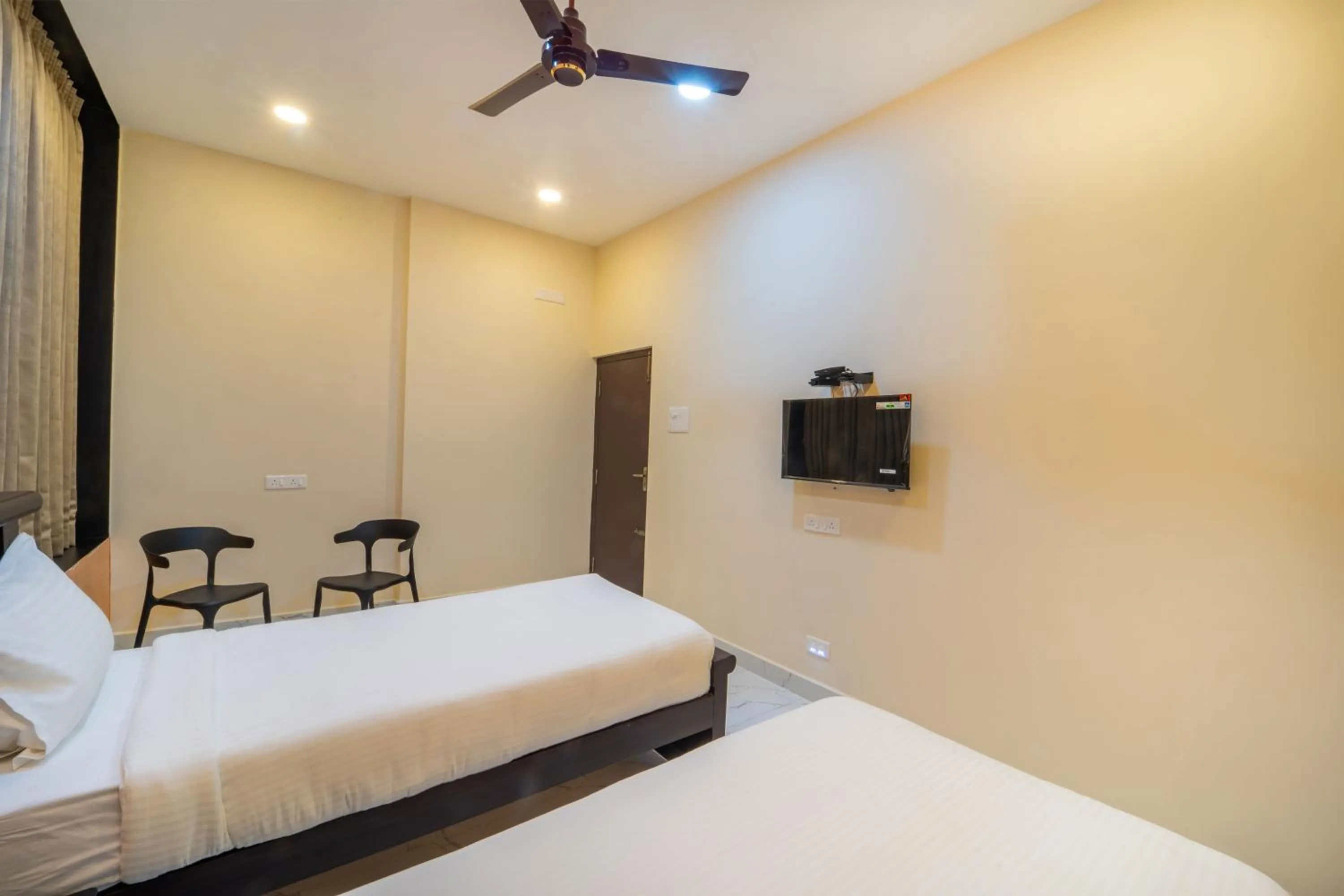 Bed in VR Paradise - Near SIPCOT Chennai OMR