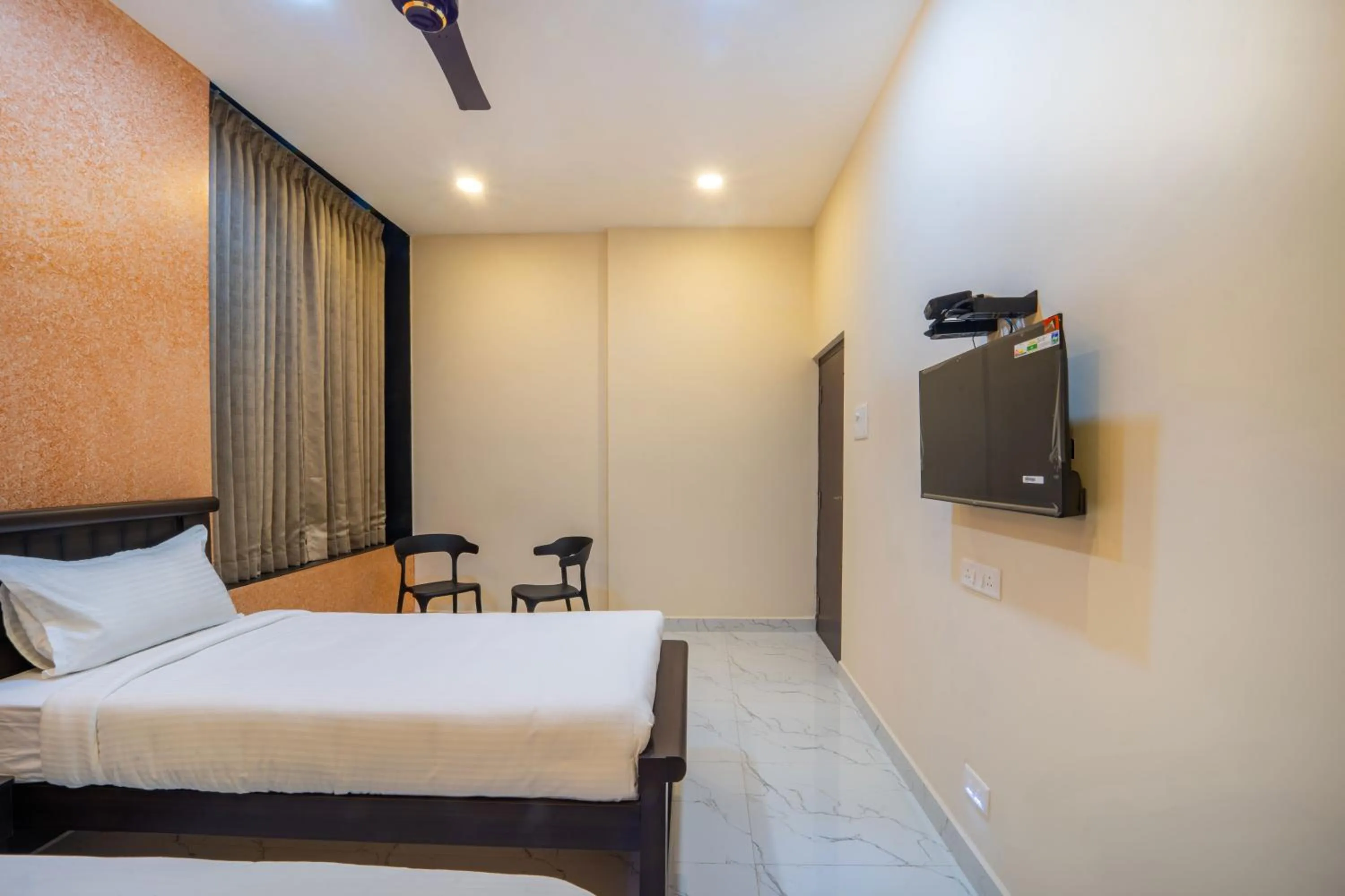 Bed in VR Paradise - Near SIPCOT Chennai OMR