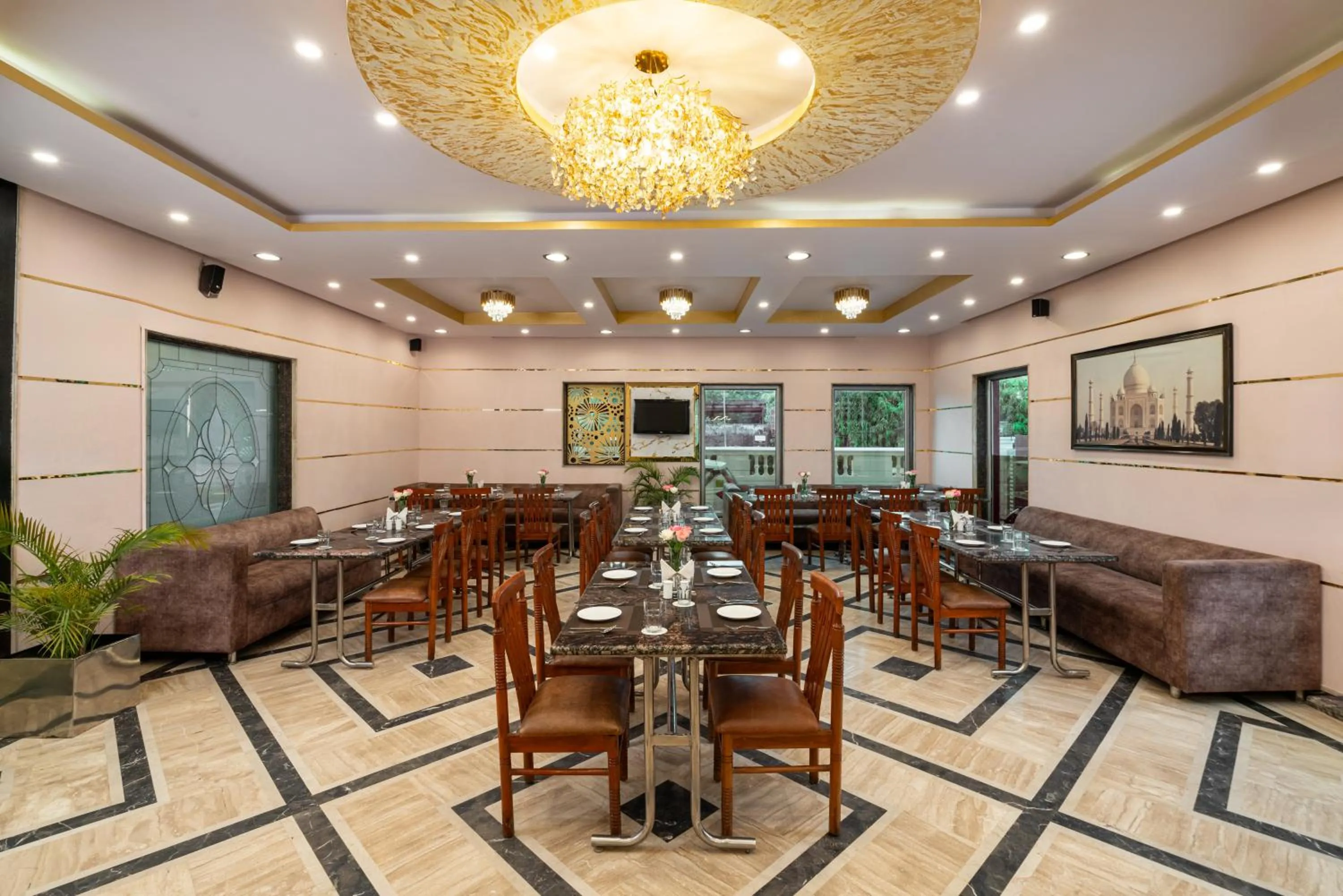 Restaurant/places to eat in Foxoso Taj View Hotel