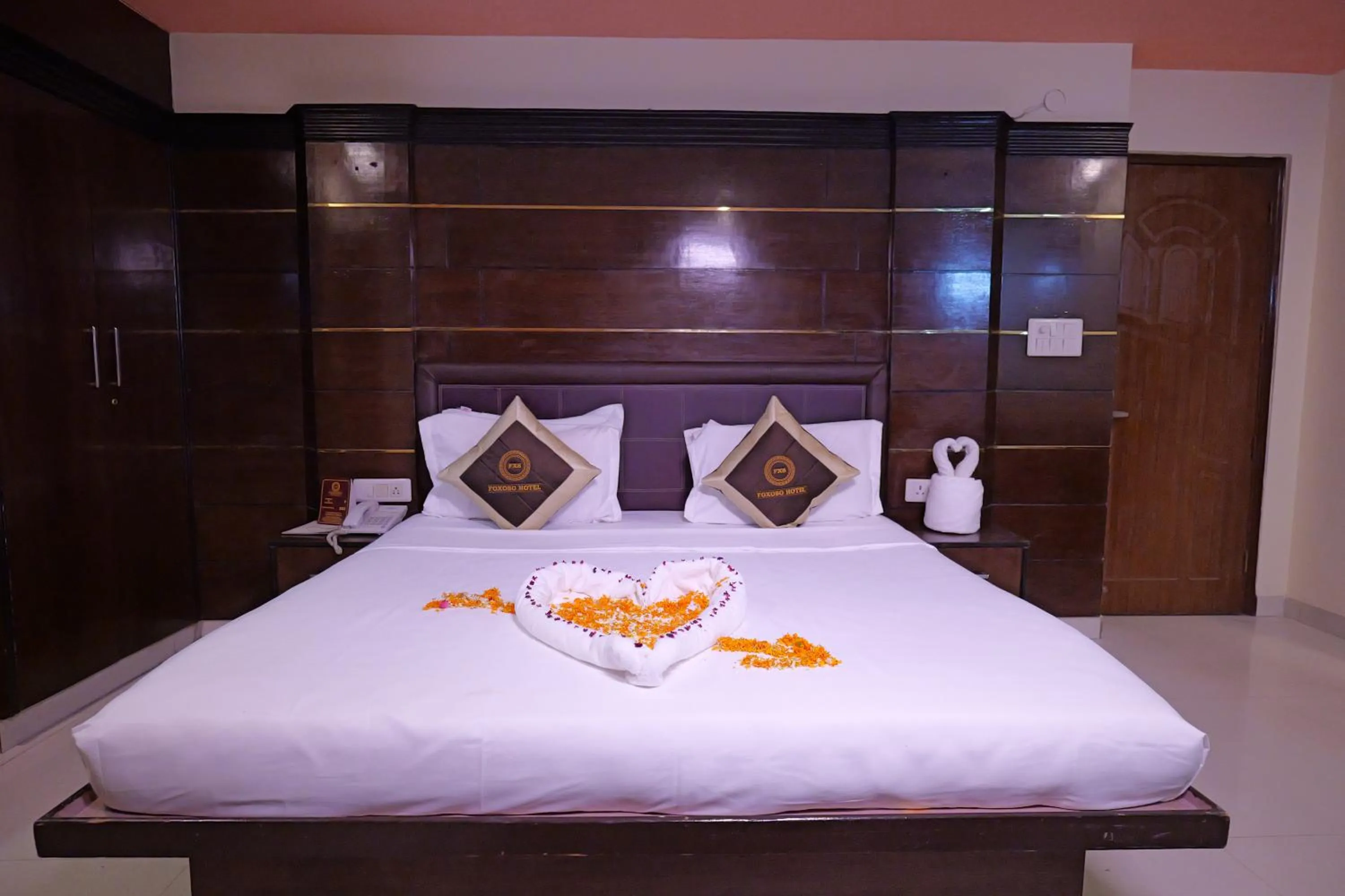 Bedroom, Bed in Foxoso Taj View Hotel