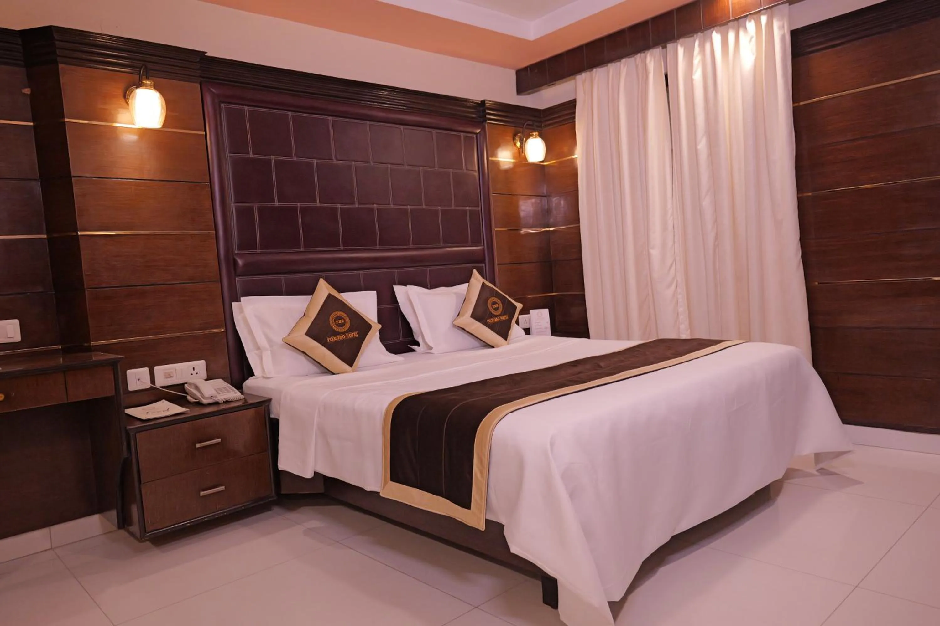 Bedroom, Bed in Foxoso Taj View Hotel