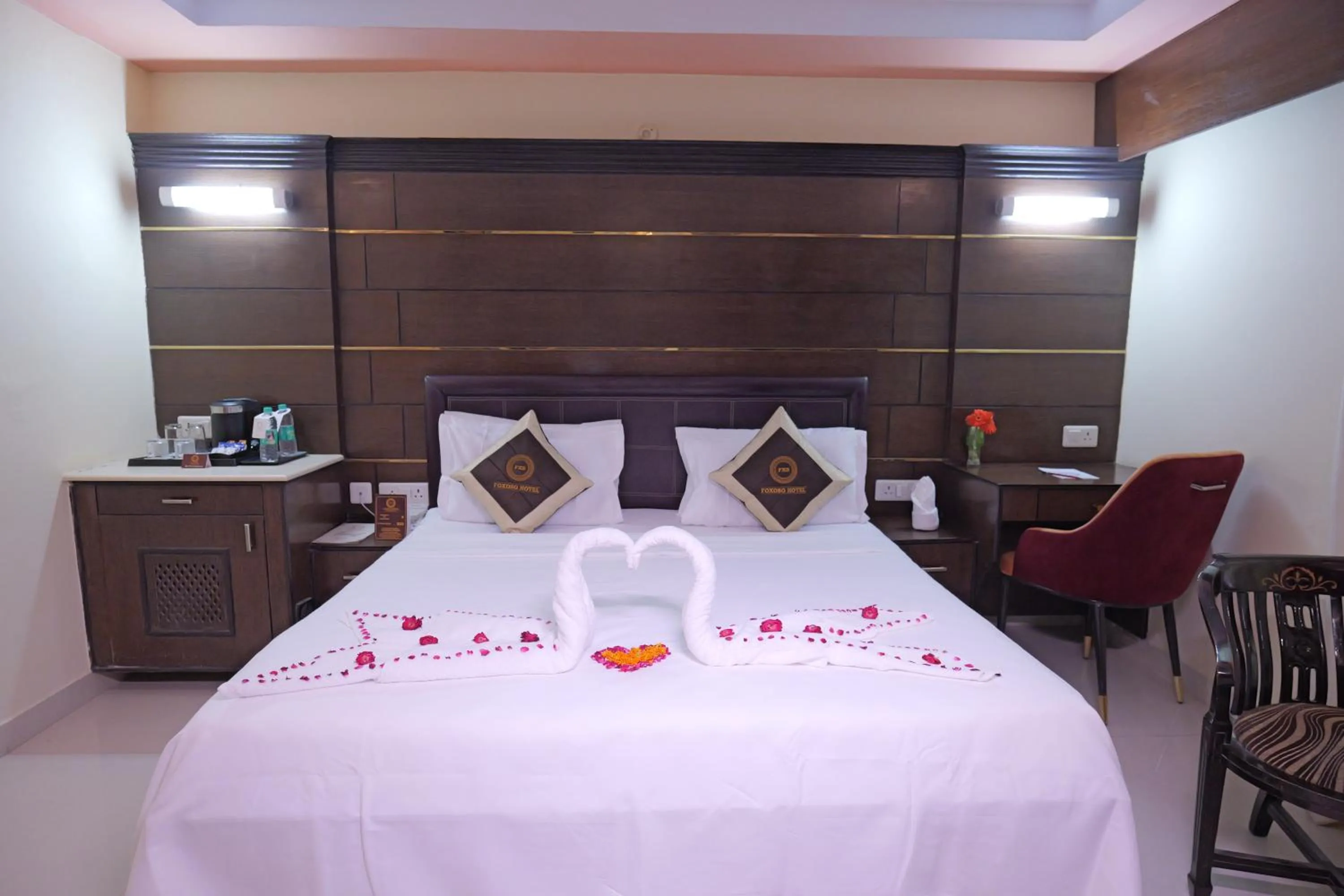 Bedroom, Bed in Foxoso Taj View Hotel