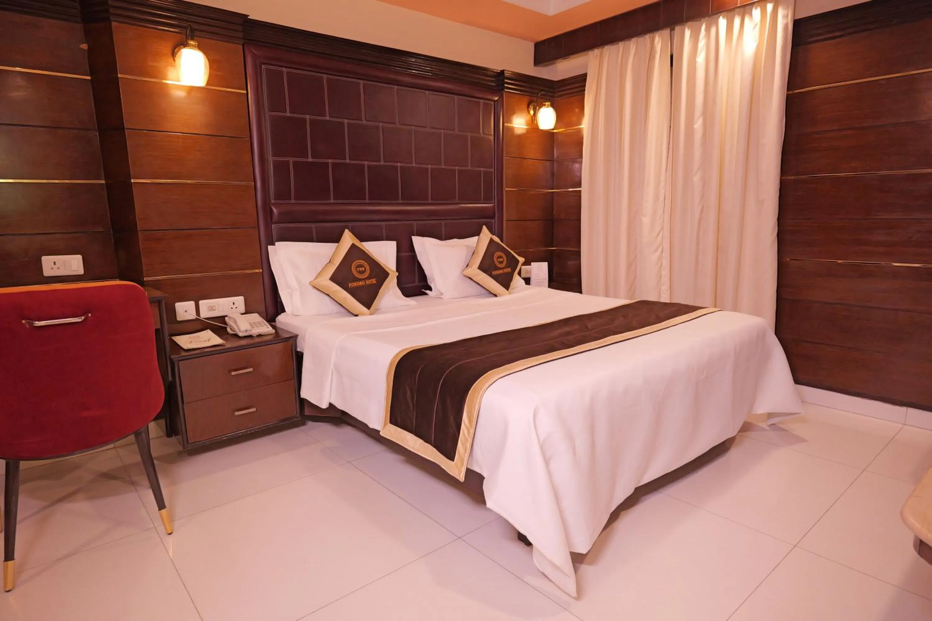 Bedroom, Bed in Foxoso Taj View Hotel