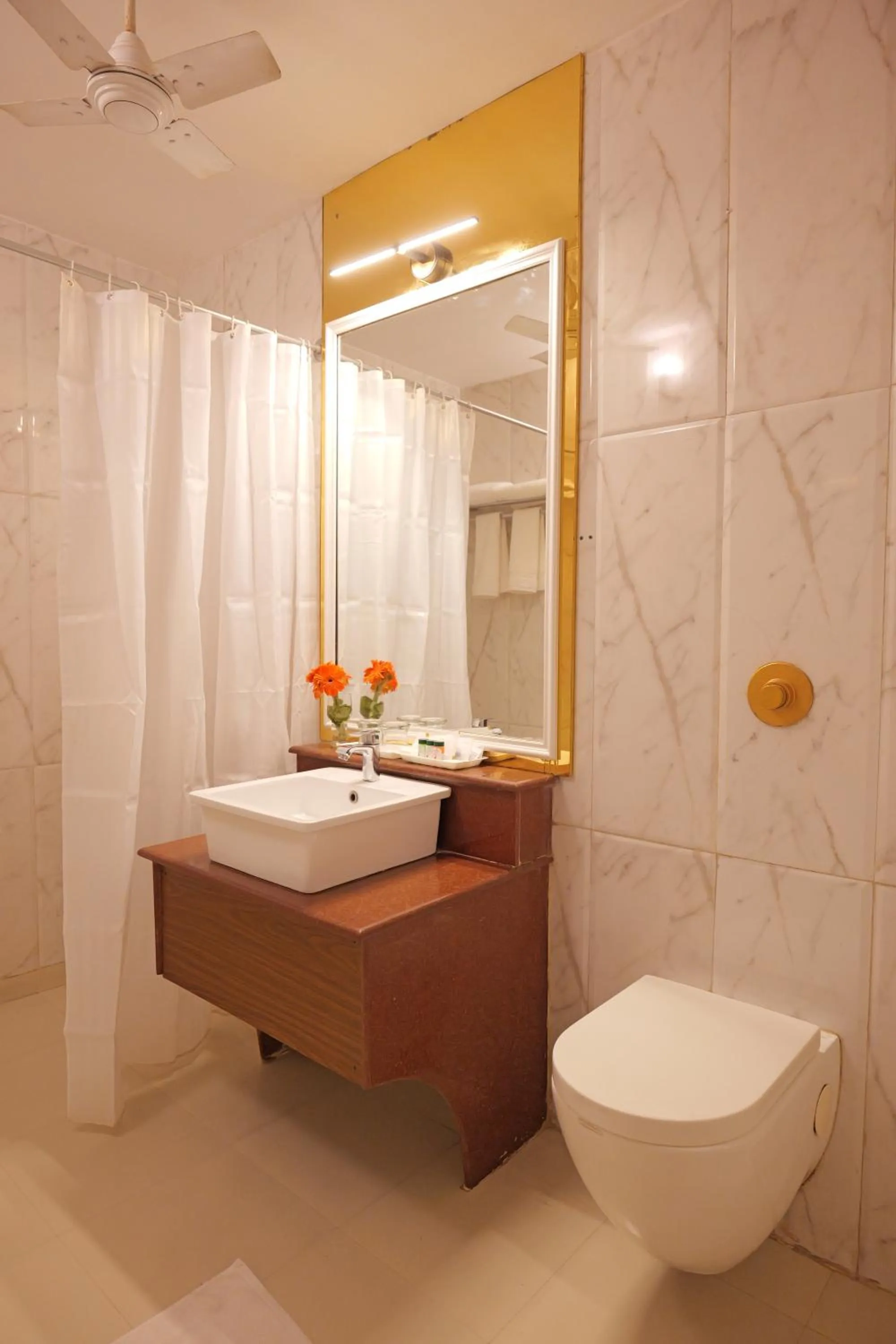 Bathroom in Foxoso Taj View Hotel