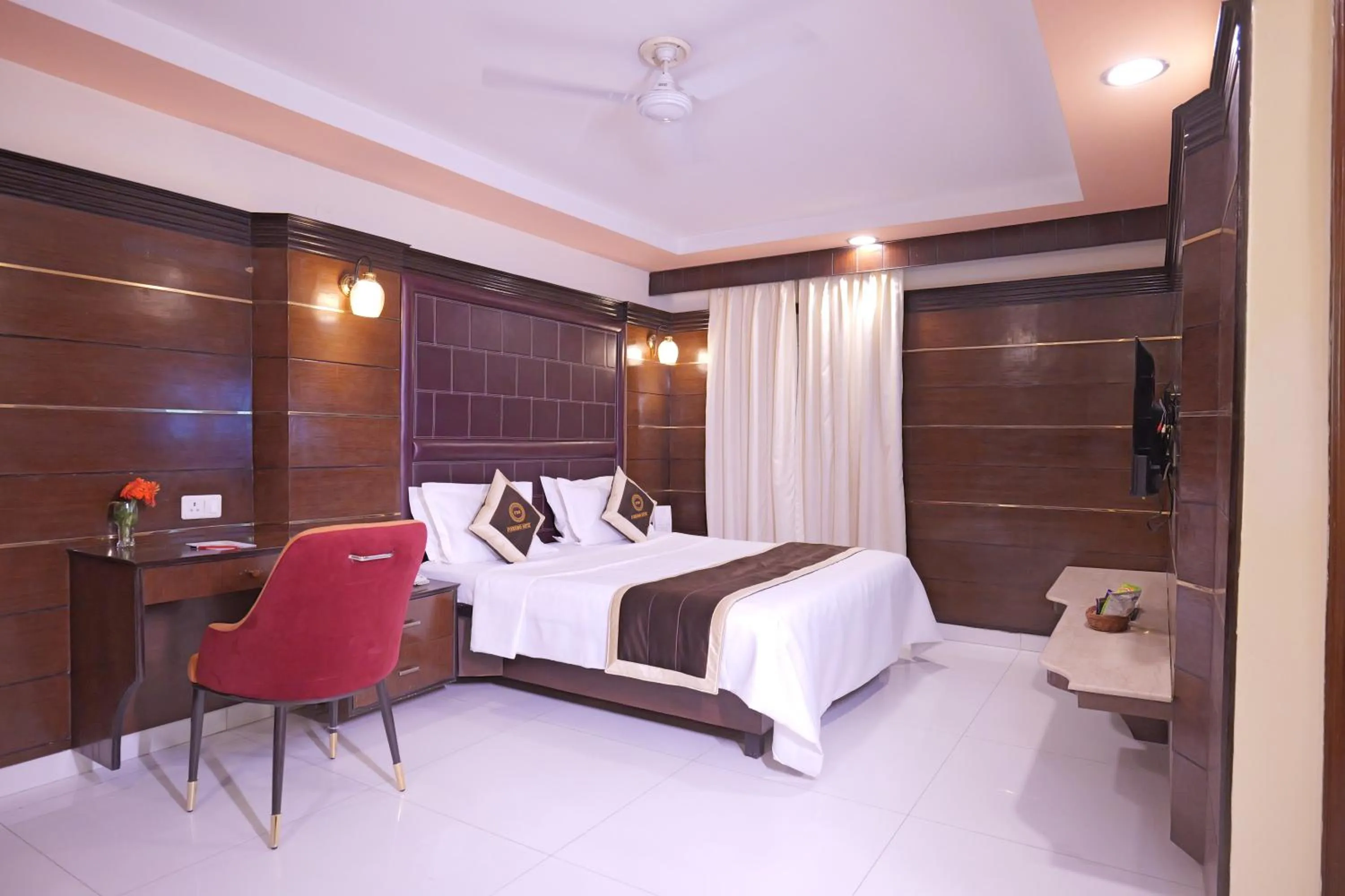 Bedroom, Bed in Foxoso Taj View Hotel