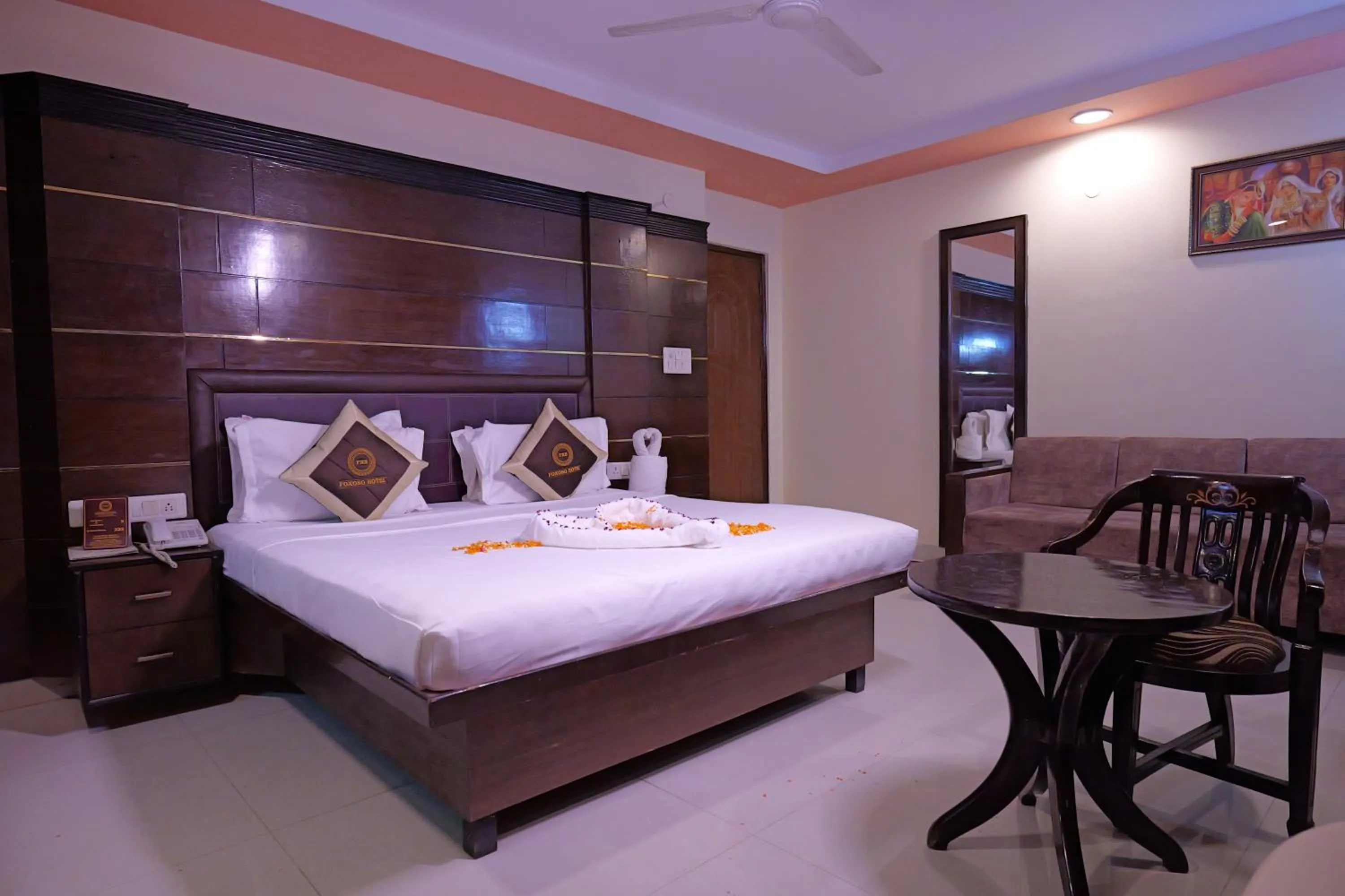 Bedroom, Bed in Foxoso Taj View Hotel