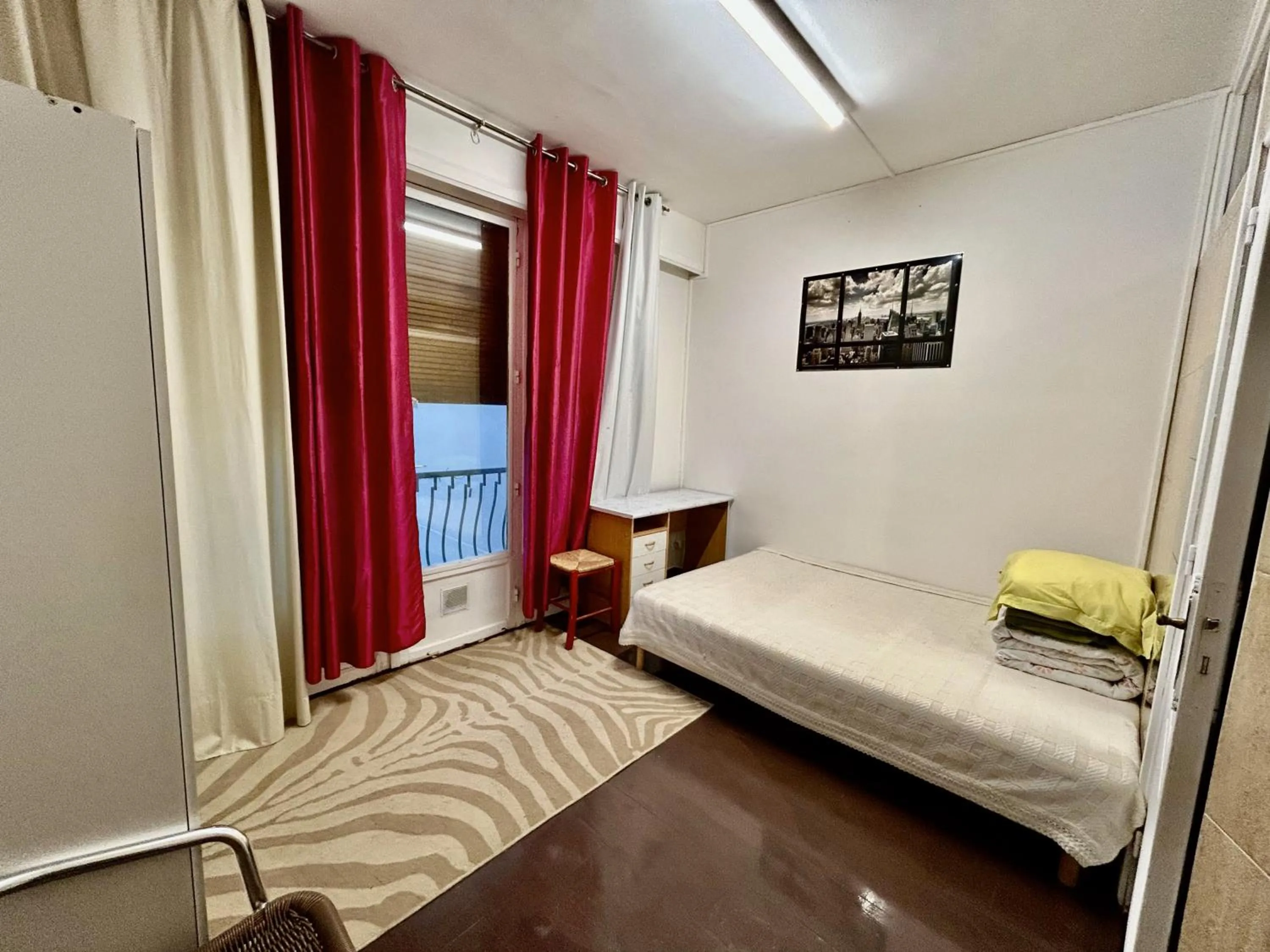 Bed in Hotel Paris Star