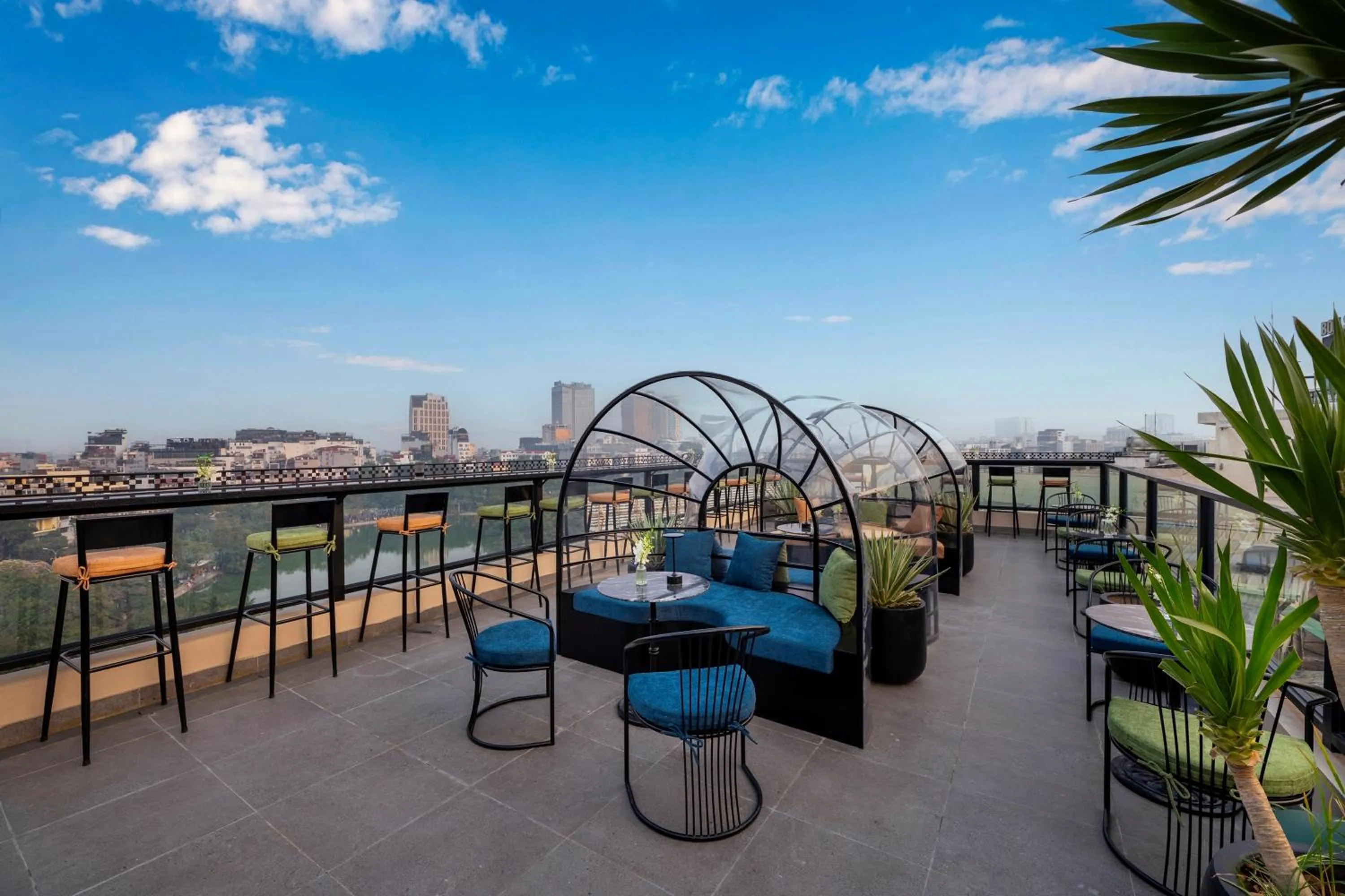 Lounge or bar in Le Premier Hotel & Rooftop Bar