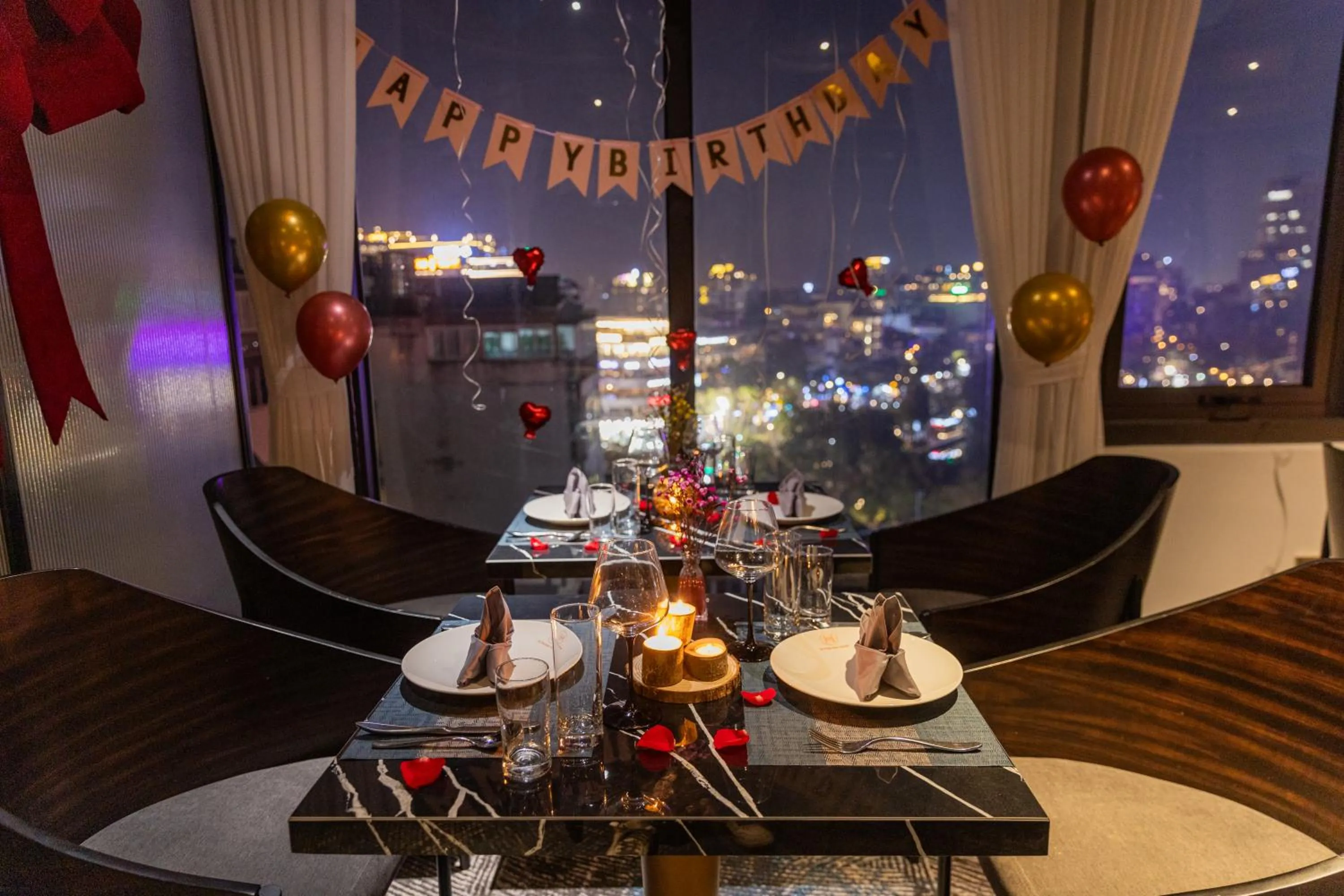 Restaurant/places to eat in Le Premier Hotel & Rooftop Bar