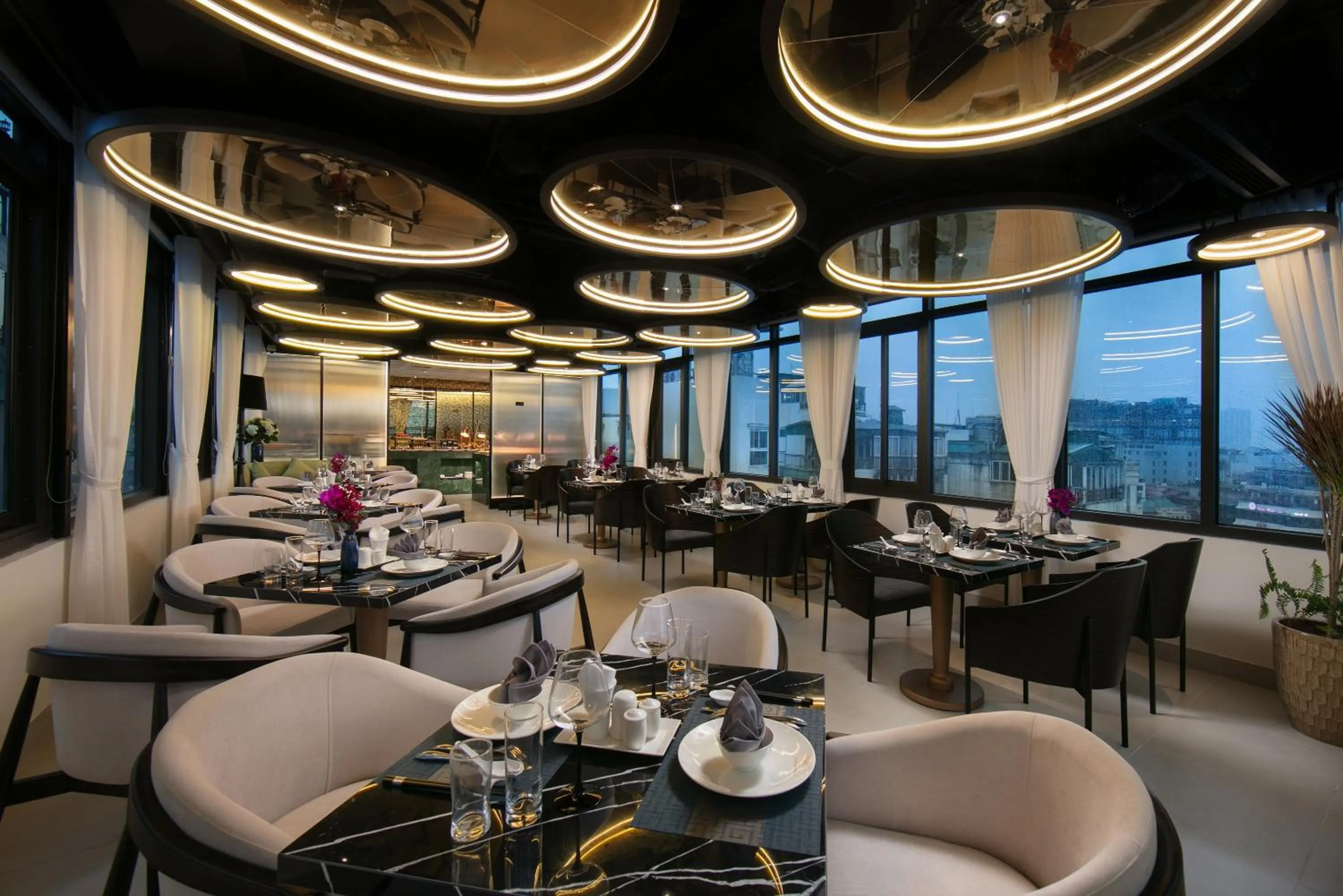 Restaurant/places to eat in Le Premier Hotel & Rooftop Bar