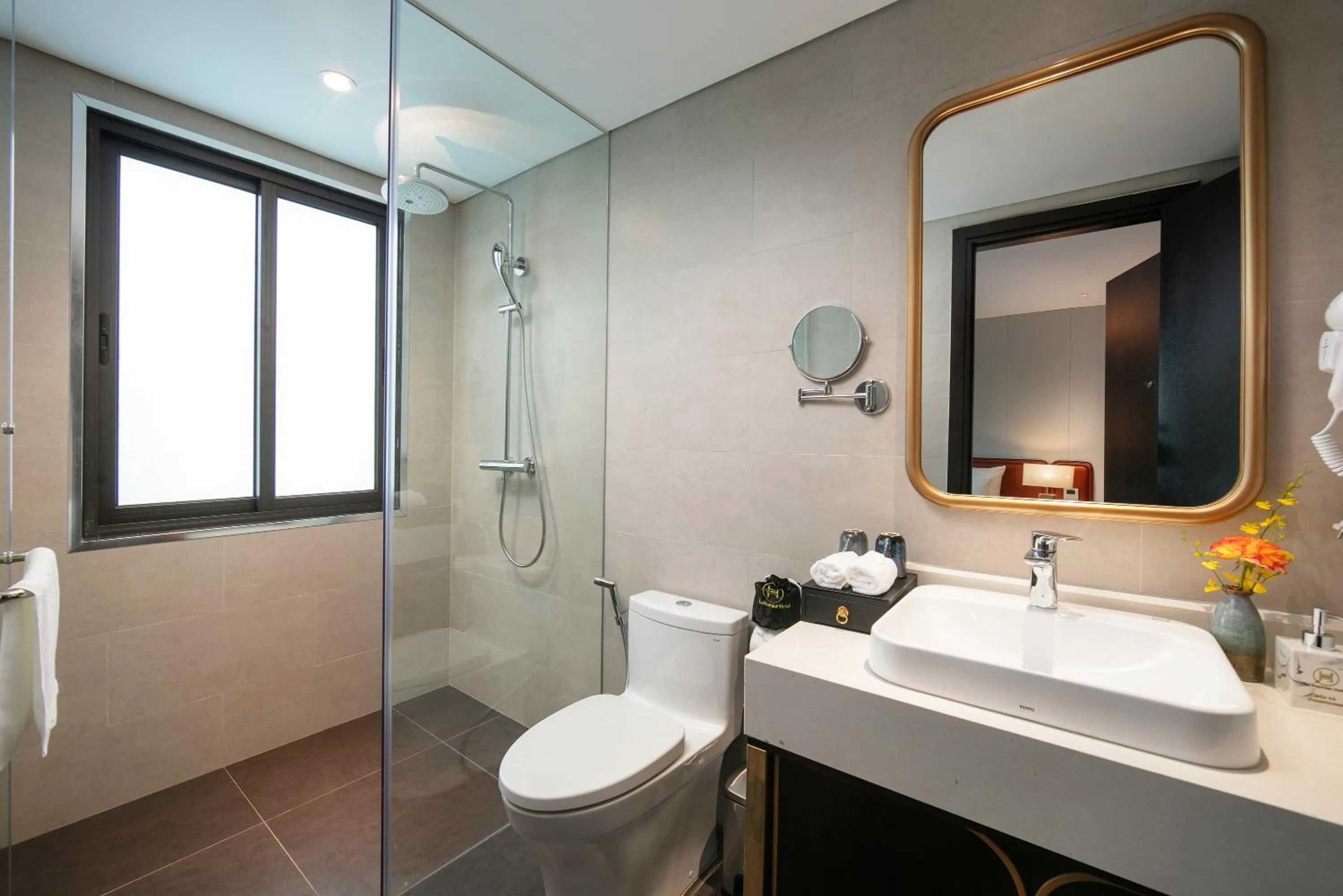 Shower in Le Premier Hotel & Rooftop Bar