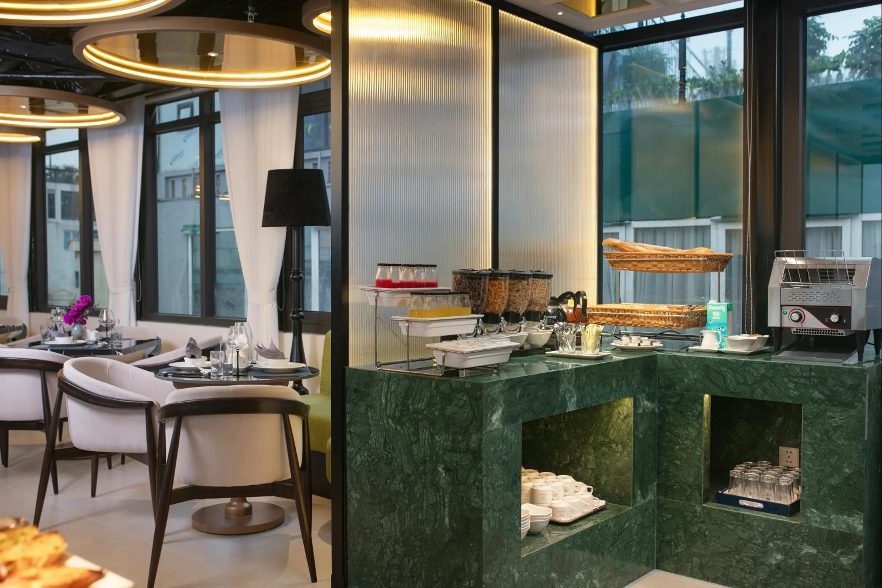 Restaurant/places to eat in Le Premier Hotel & Rooftop Bar