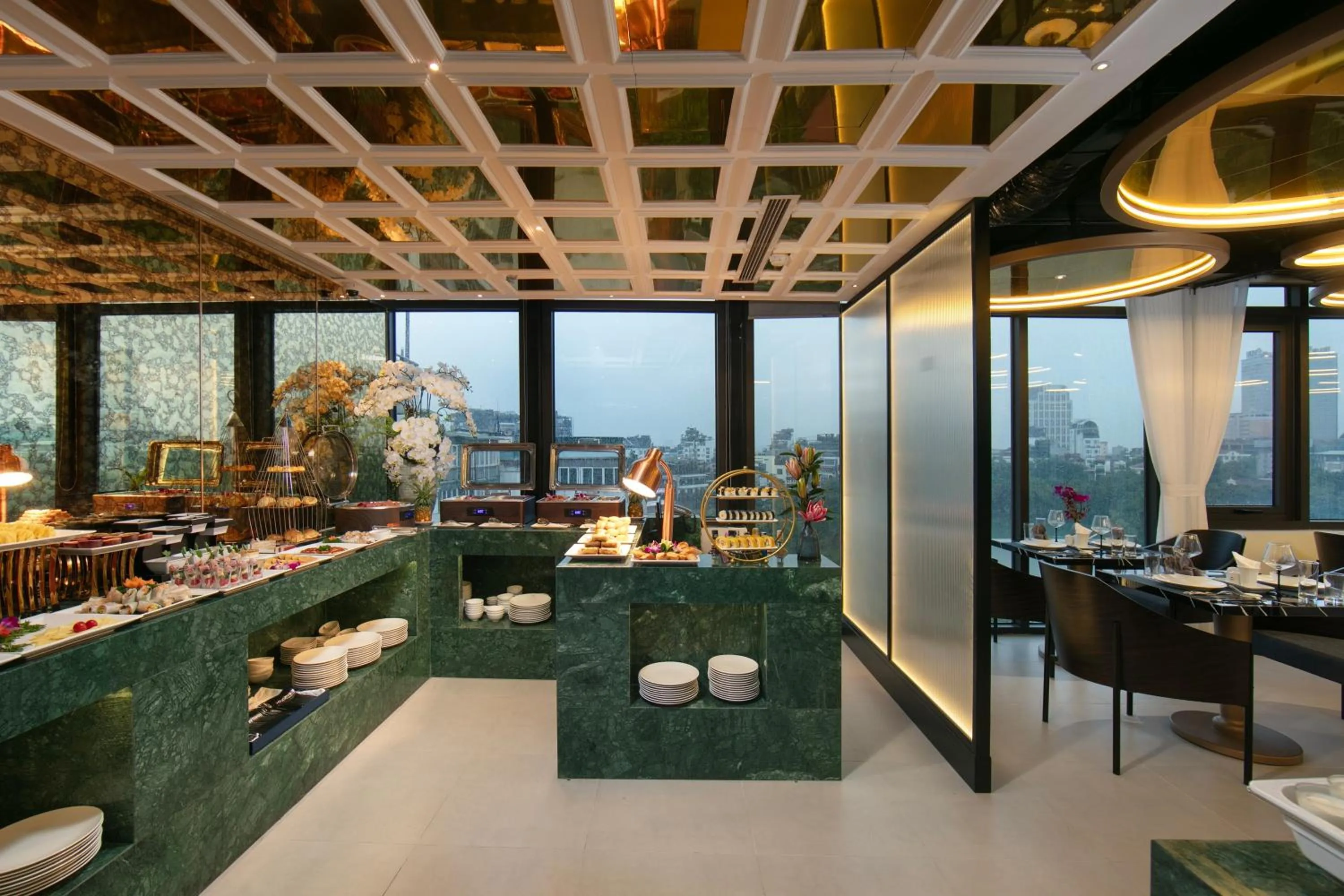 Restaurant/places to eat in Le Premier Hotel & Rooftop Bar