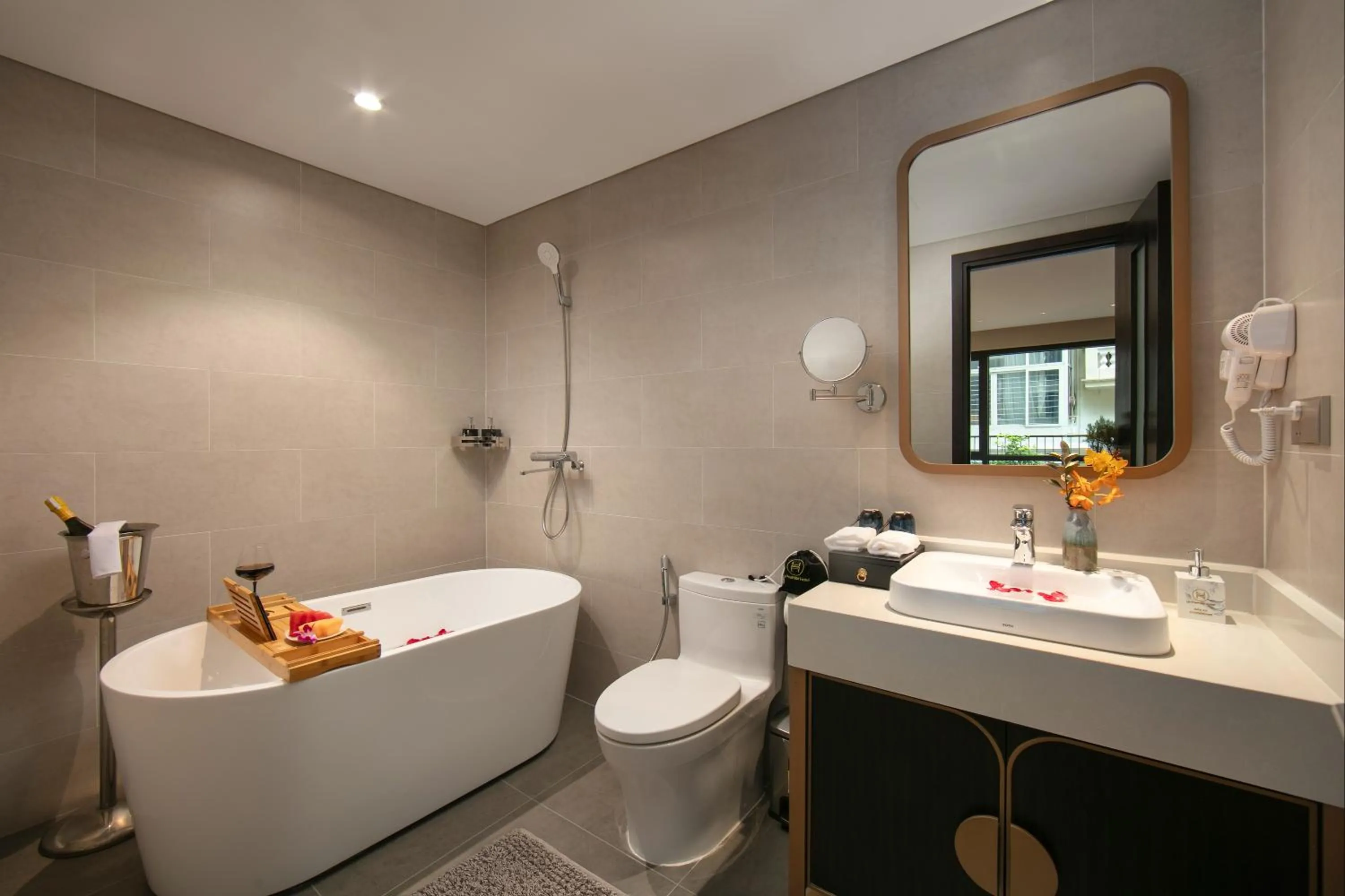 Shower in Le Premier Hotel & Rooftop Bar